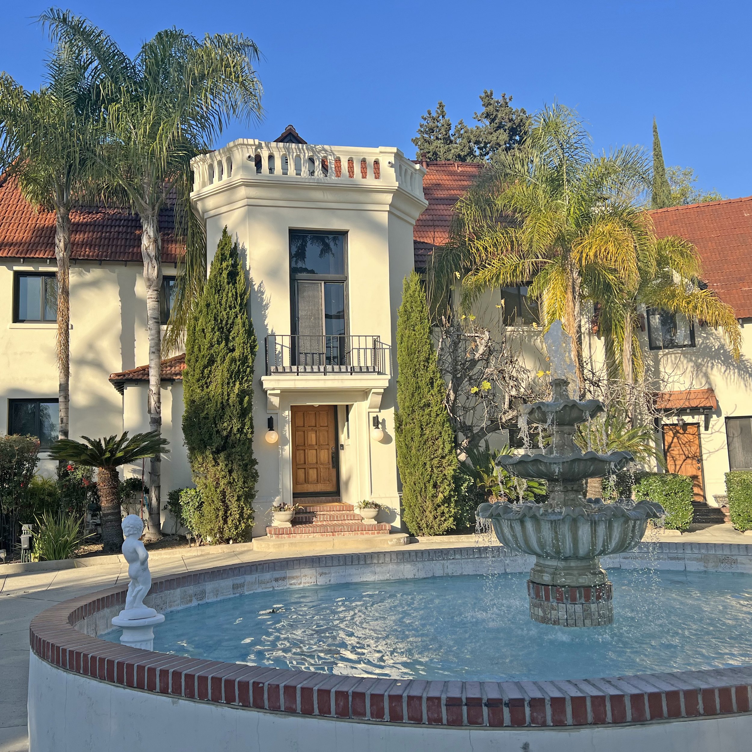 Foutain in Circular Driveway Motorcourt