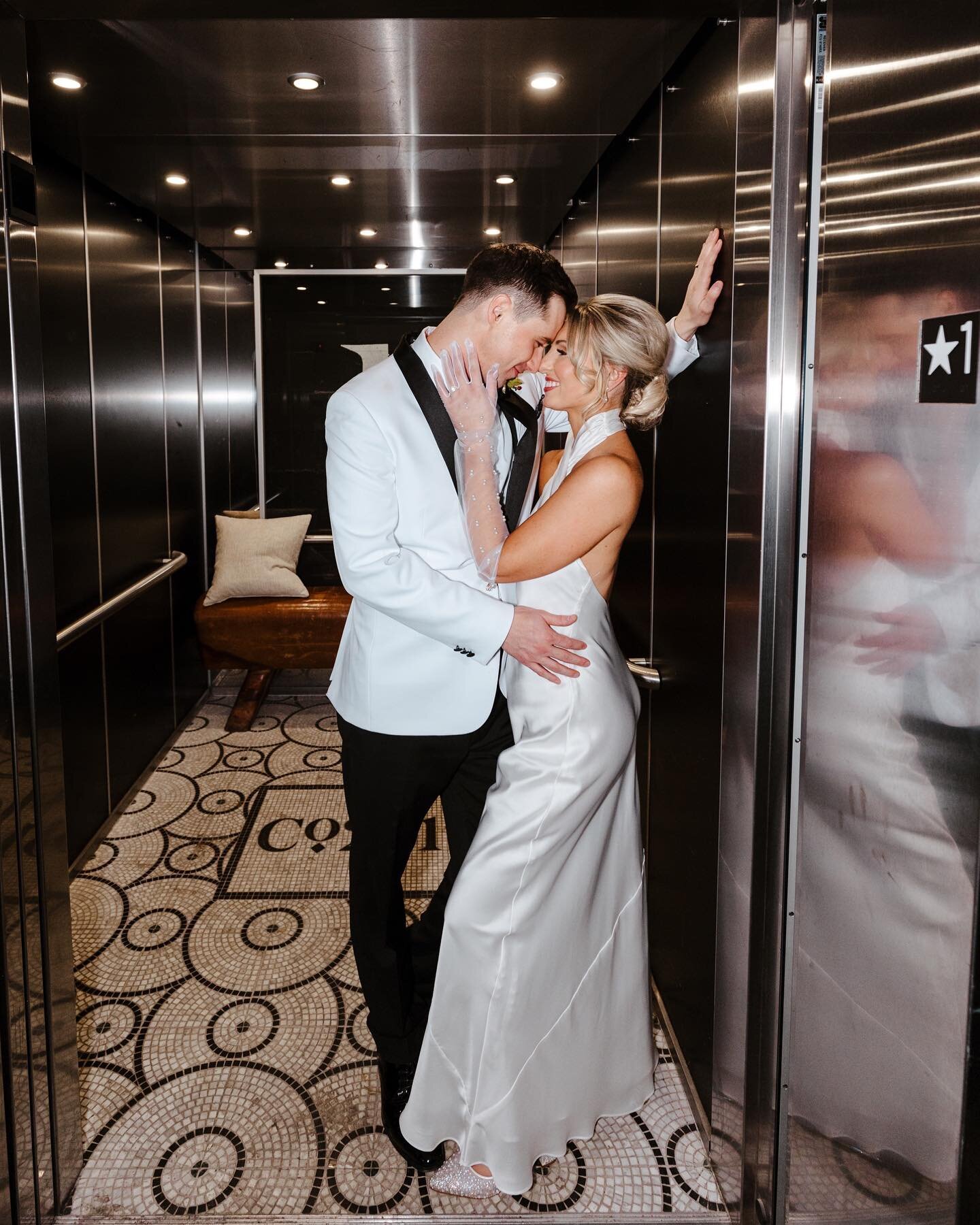 sexy elevator sesh? Yes please✨🪩 I have been loooving these quick 5 minute high flash sessions that have started  trending with my couples at their receptions!! Especially with an outfit change; Brooke was a queen in this fit✨
&bull;
&bull;
&bull;
&