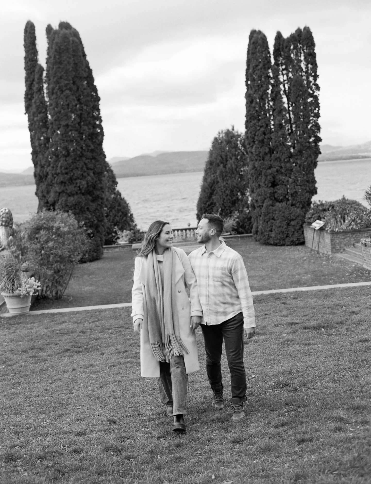 Moments after Andrew proposed to Isabelle at @shelburnefarms 🎞️✨

#proposal #engagementring #vermontwedding #weddingphotography #engagement