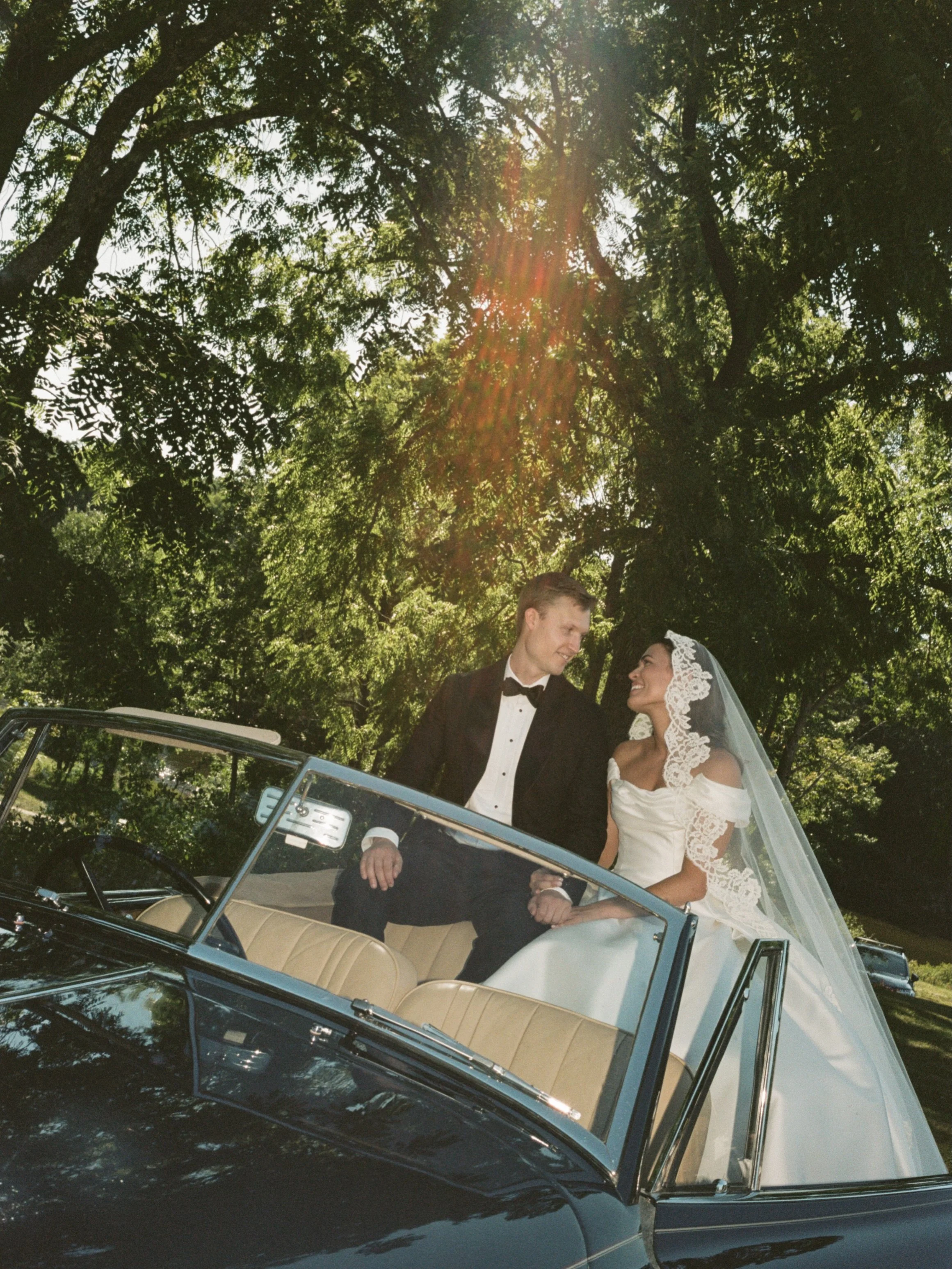 20 favorite film frames (out of many) from Alex &amp; Pierce's day. 🤍 

Venue:&nbsp;@hamiltonhouseweddings
Planning and Design: @nicolemowerevents
Photographer&nbsp;@keithmacdonaldphoto
Videographer: @nickcollingwoodvintage
Entertainment:&nbsp;@soul