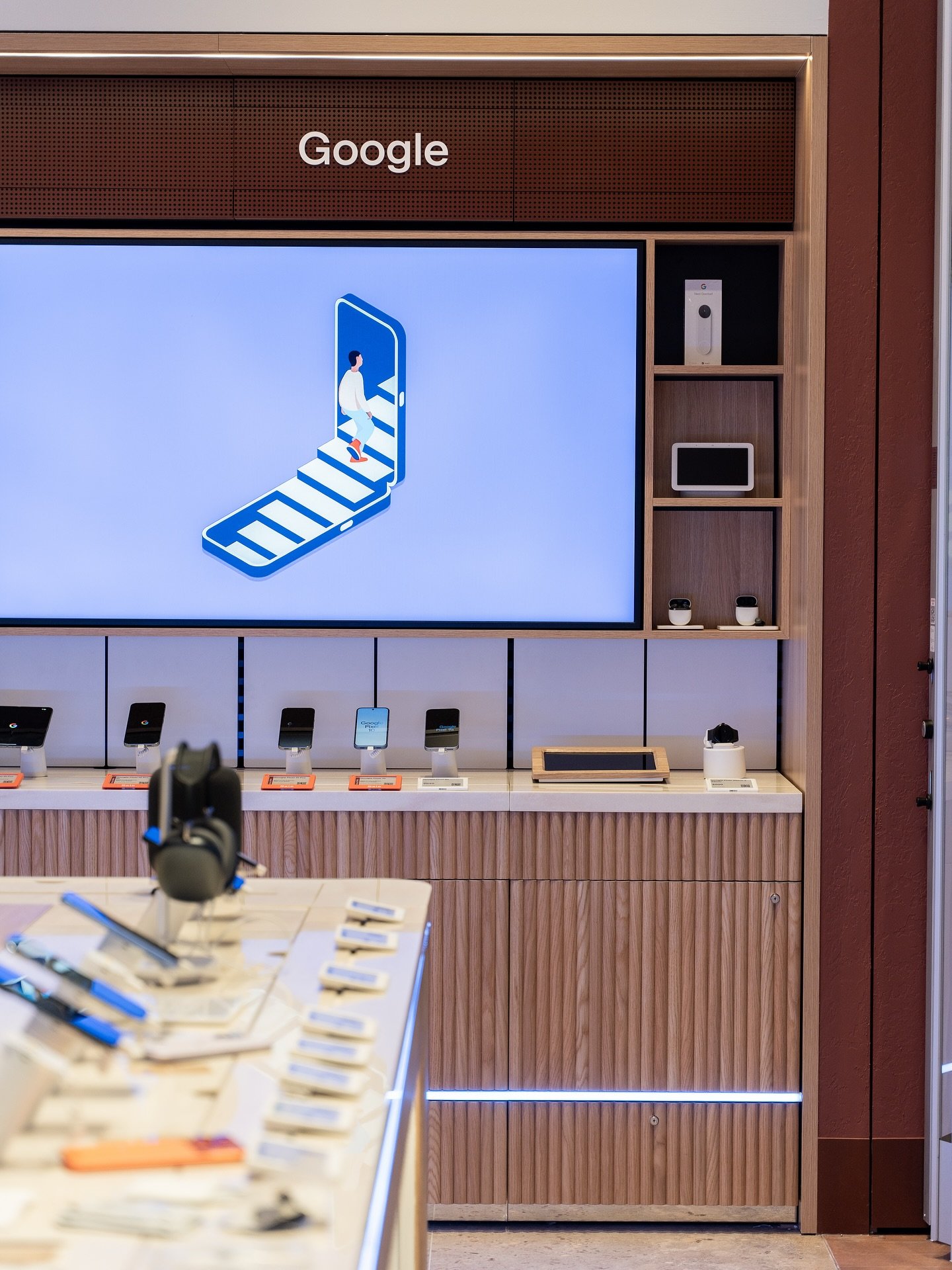 Attention to detail is everything. Our recent Telstra fitout at @westfieldcoomera showcases precision joinery and high-quality finishes throughout the space. 🔨

@pro.fitprojects 

#retailfitout #telstra #g1projects #shopfitting