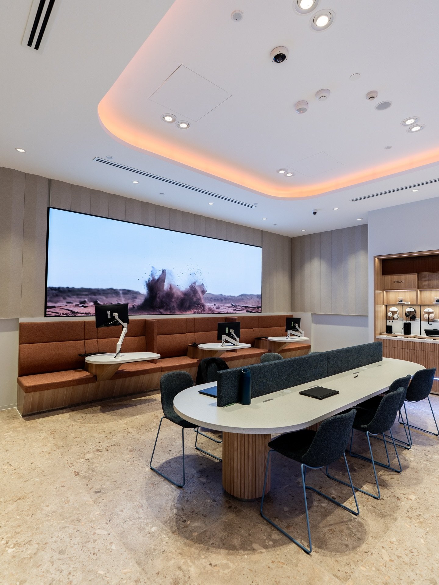 Fitout details matter &mdash; from planning and coordination to execution, every element contributes to a retail space that works for both staff and customers. 

@westfieldcoomera 
@pro.fitprojects 

#g1projects #telstra #shopfitting