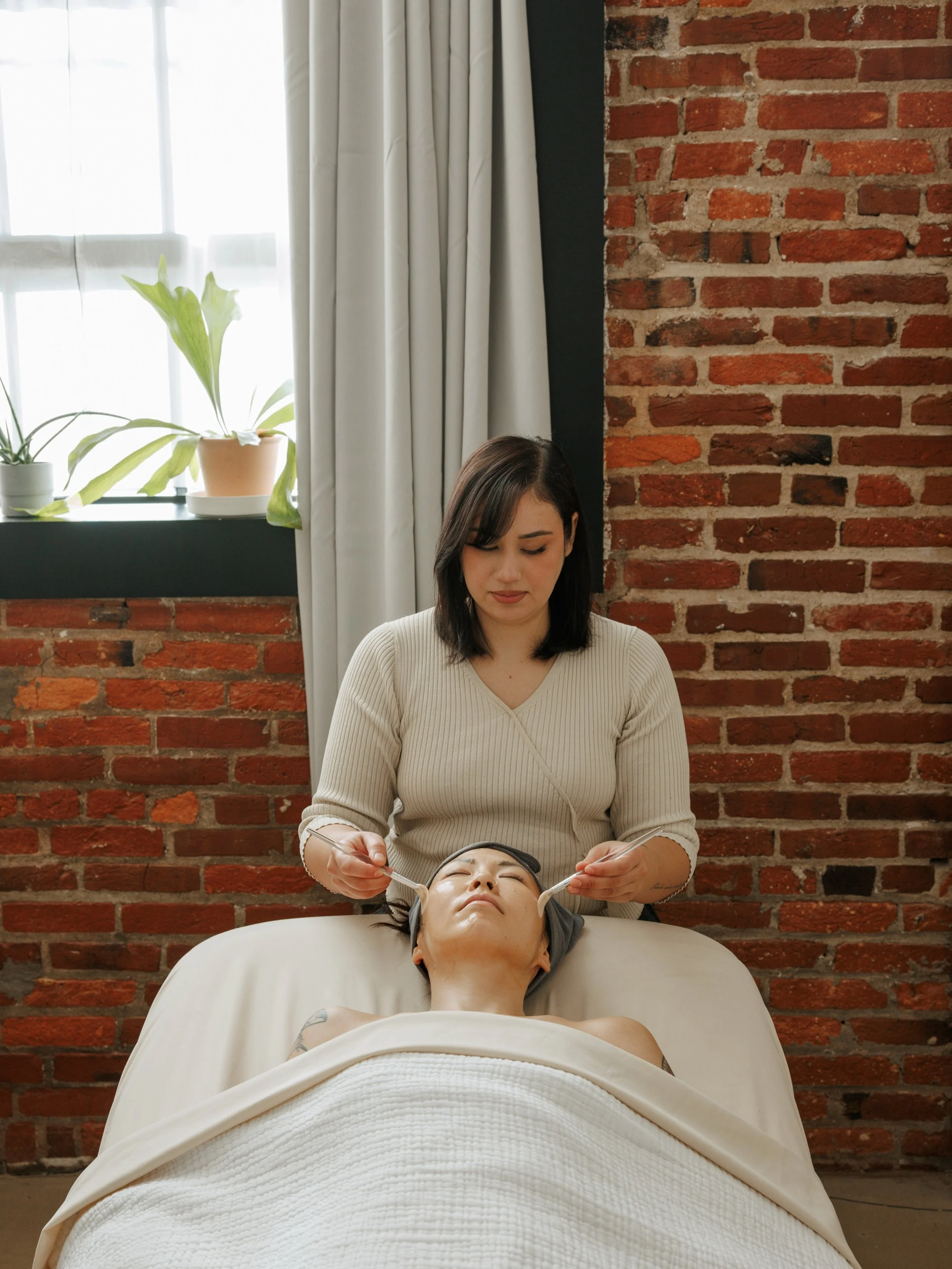 Meet Kay, your one-stop beauty + wellness expert at  NoteToSelf ✨ Licensed Massage Therapist &bull; Licensed Esthetician &bull; Professional Makeup Artist

If you&rsquo;ve been craving a FULL self-care day, Kay is the person to book with. Imagine mel