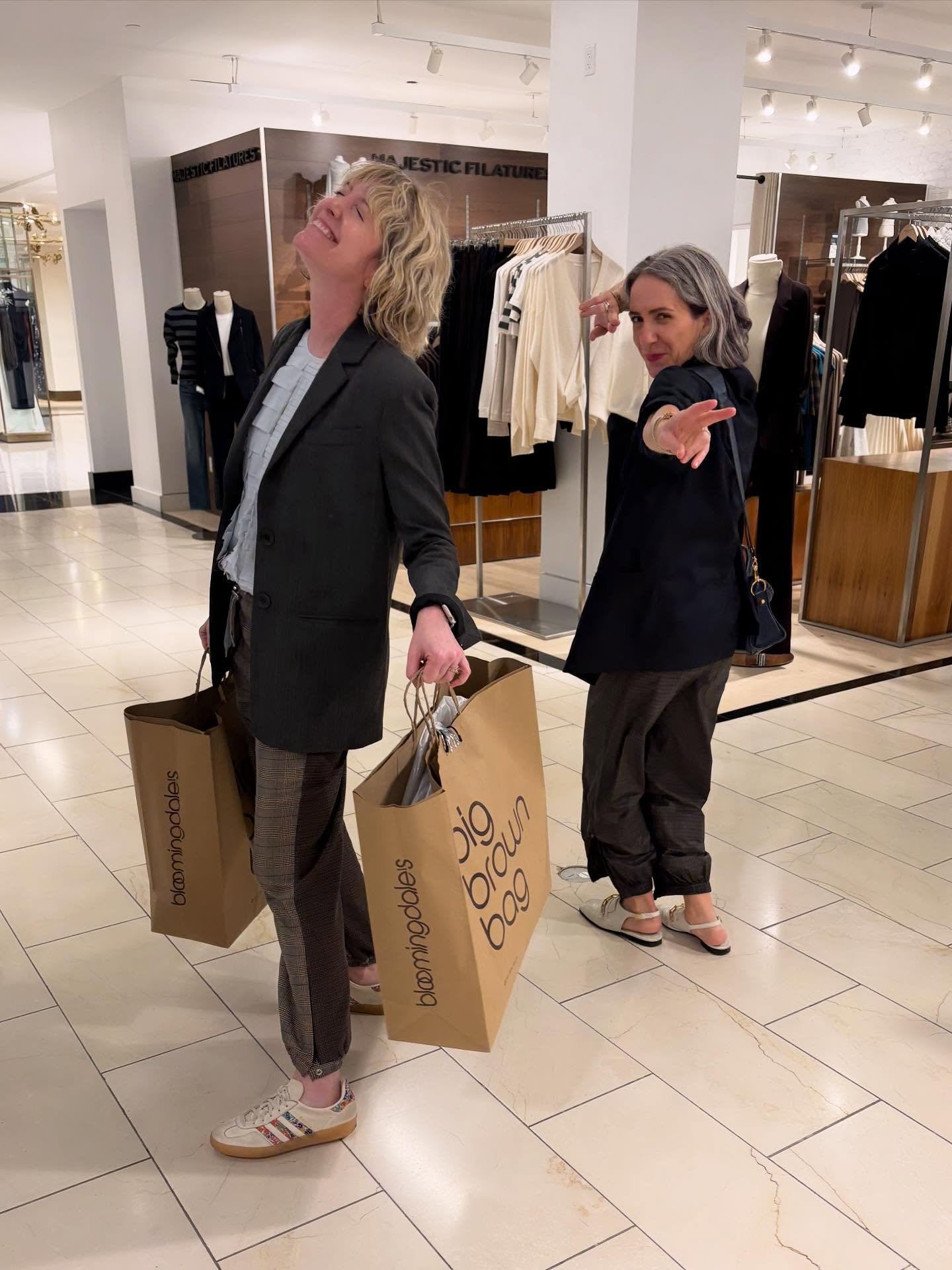 Just me, Fall-ing (again) for this wild, wonderful work life &amp; the people who make it magic 🍁💃

Fitting room fun (&amp; selfies)✔️ Style session sparkle ✔️ Cabaret Convention joy w/ @thosegirlssing ✔️ @dalyanyc collabs ✔️ Teaming up with Alliso