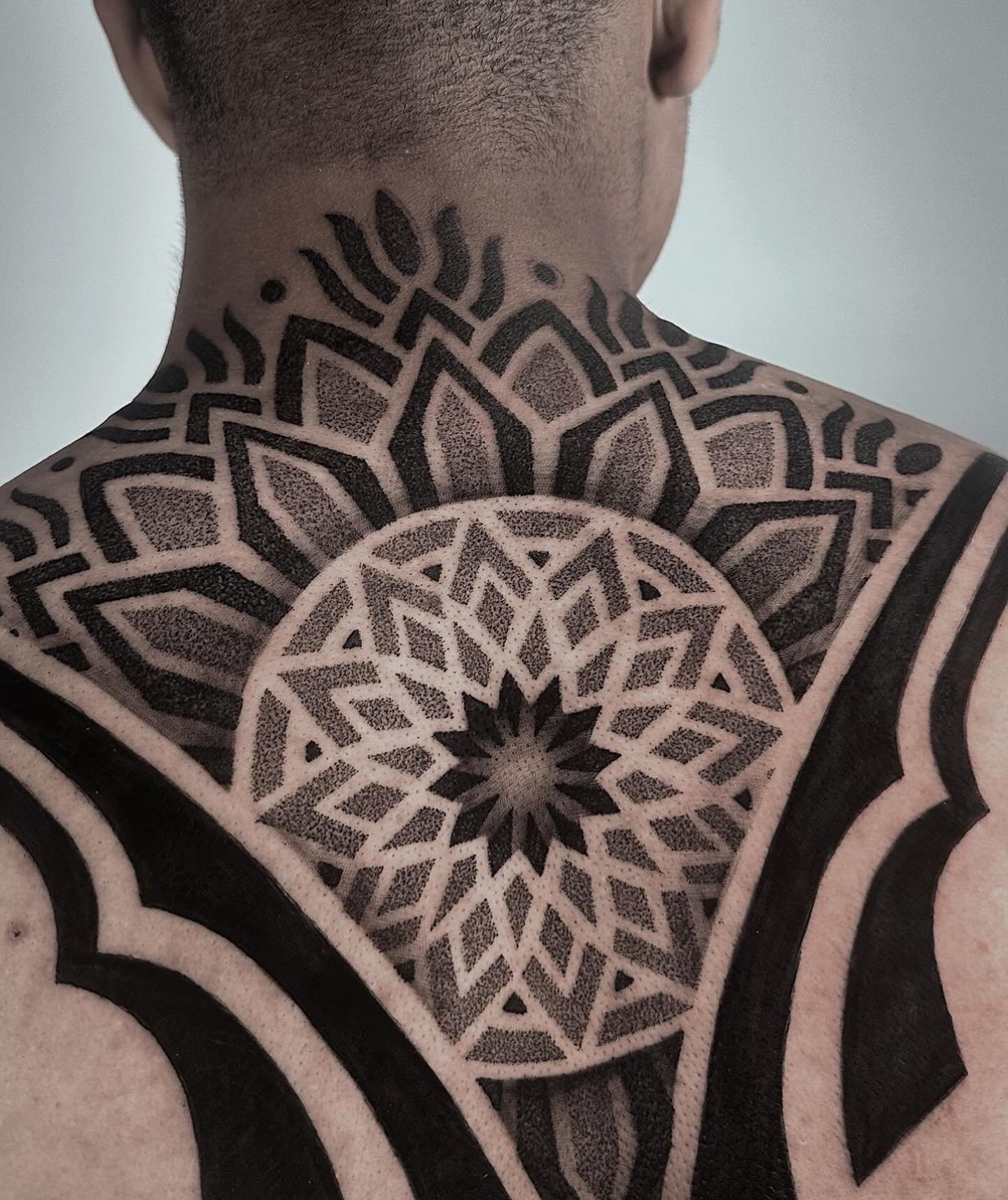 Beautiful upper back by @blancameret_tattoo #mandalamondays