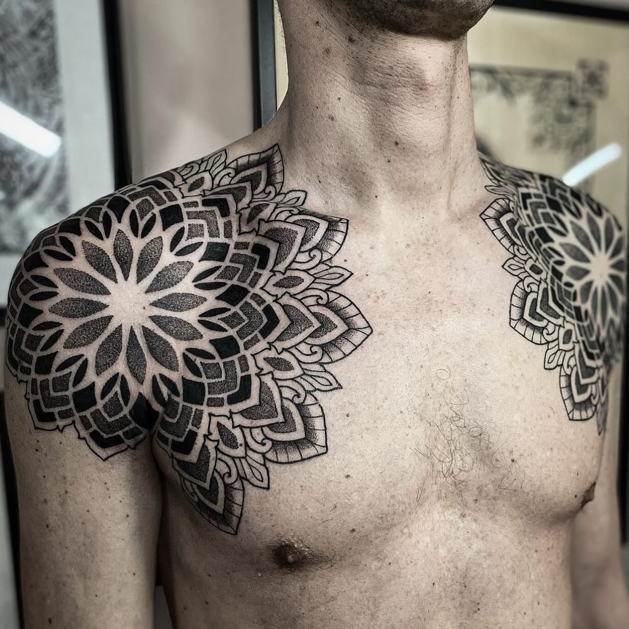How about these matching shoulder mandalas by @ale_vitale_tattoo #mandalamondays