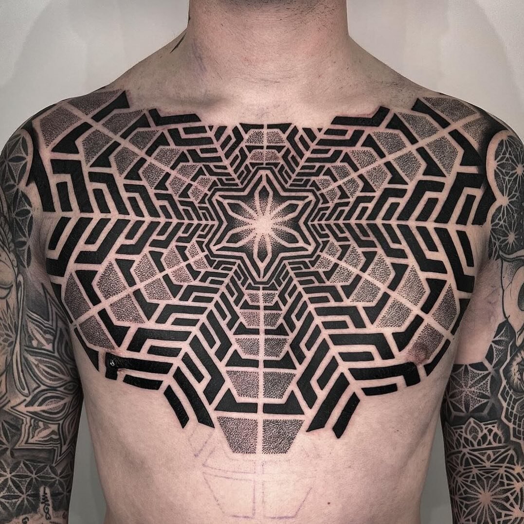 The optical effect of this chest by @poonos.ink is amazing