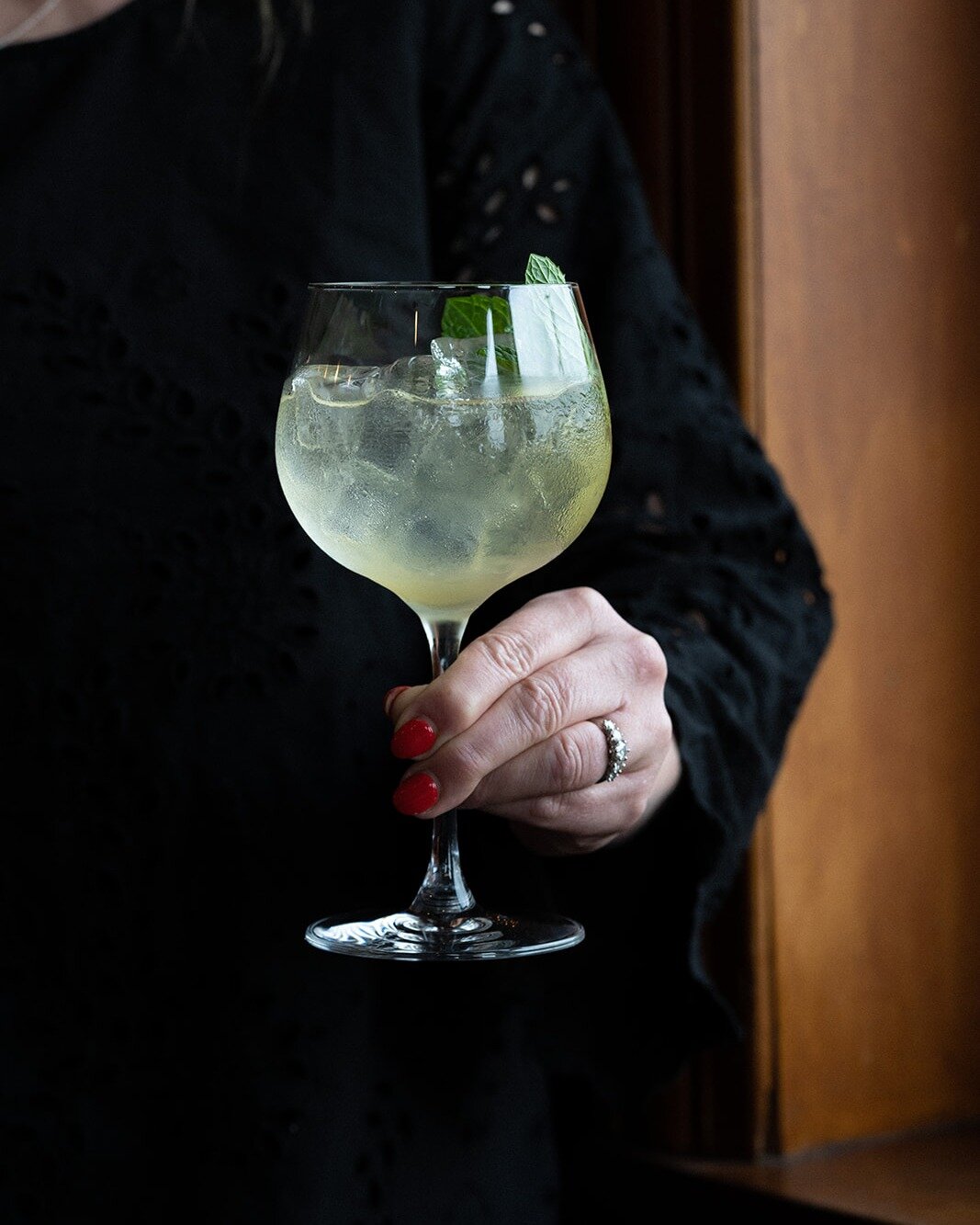 A delicious Hugo Spritz. 

Elderflower, Prosecco, soda and mint! 

#sawyersawrmstavern #geelong #geelongpub #cocktail #hugospritz #cocktailgeelong