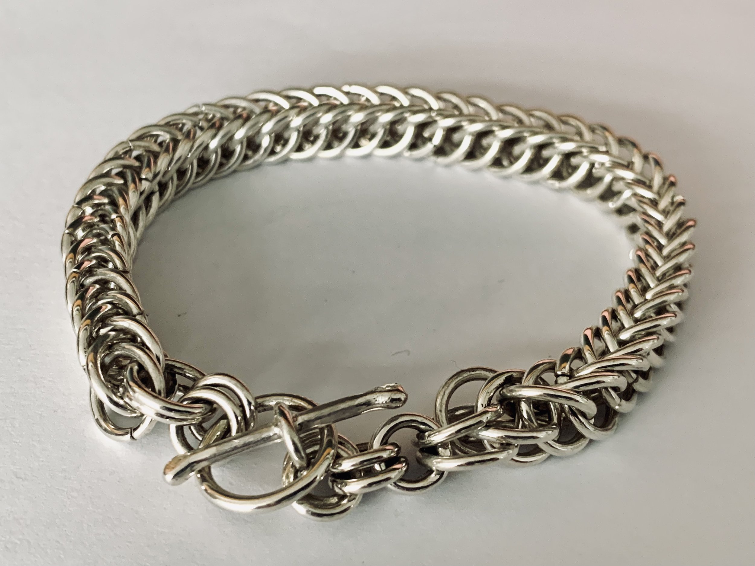 Half persian rectangular chainmaille bracelet 1cm x 22cm.jpeg