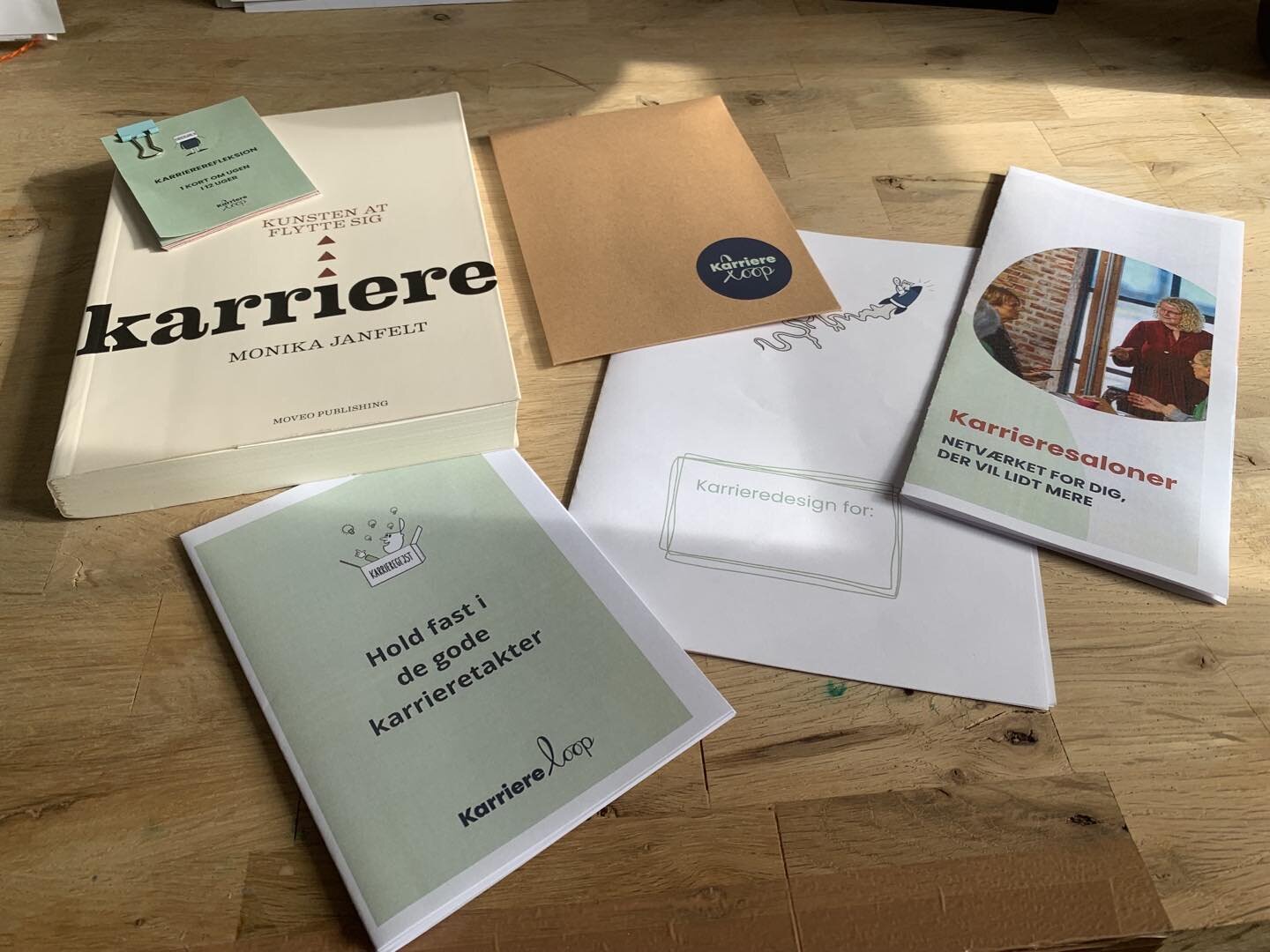 Solen skinner p&aring; sp&aelig;ndende materialer til mine kommende Karrieresaloner. Netv&aelig;rket, for dig, der vil lidt mere. Mere af det gode arbejdsliv #karrierecoaching #karrierecoach #karriereudvikling #karrierenetv&aelig;rk #karrieresalon #d