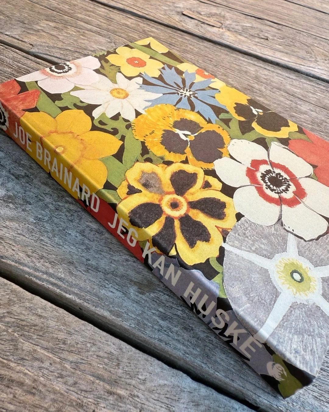 &ldquo;Jeg kan huske&rdquo; - dagens sommerl&aelig;sning (anbefalet af @pukhyllested p&aring; hendes forl&oslash;b Journaling for voksne kvinder 👍🏻). Og den satte skub i en tur forbi barndommens somre (mine bedstefor&aelig;ldres hus) og s&oslash;gn