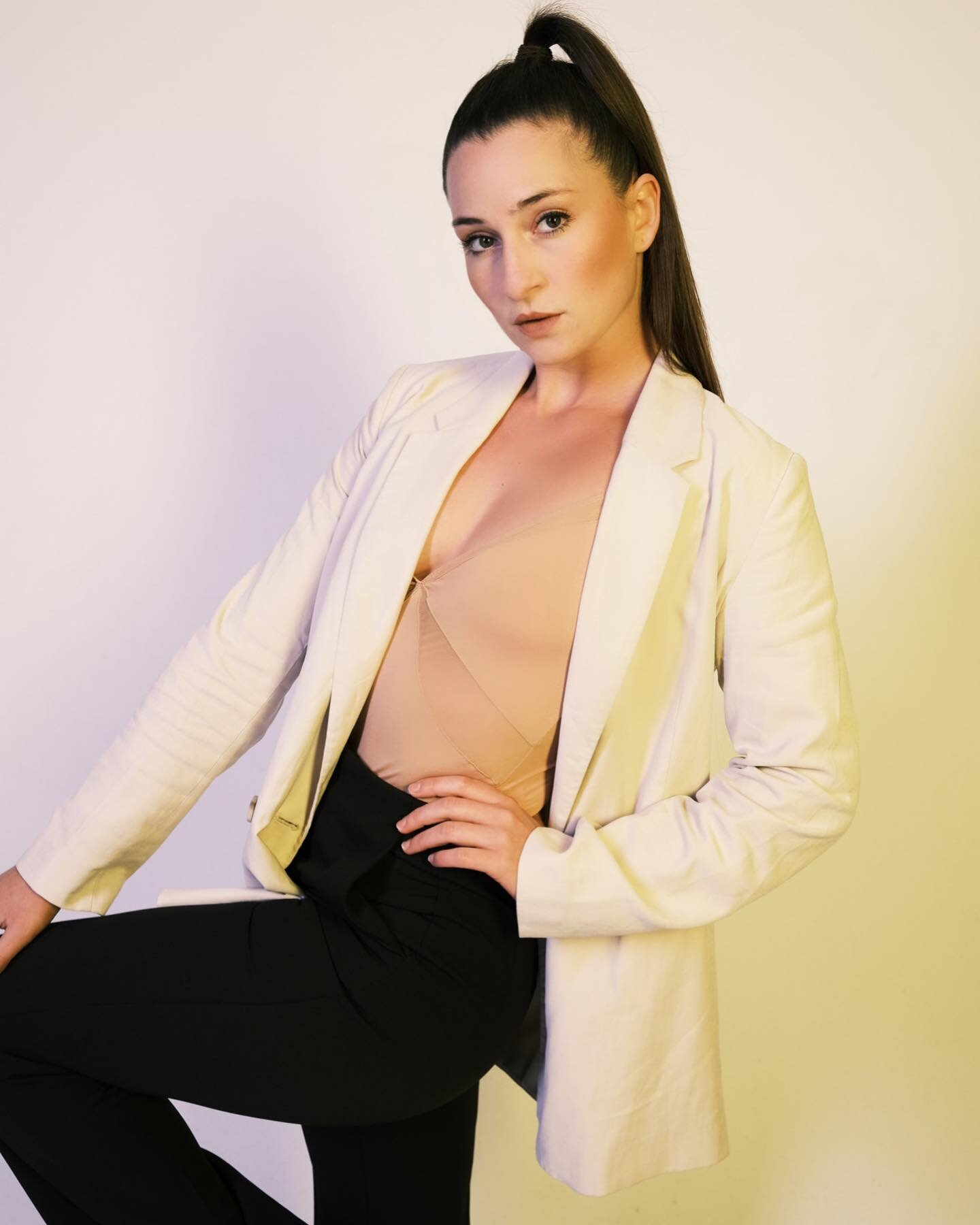 Back to Business 🖤
As I said in my story it was a little quiet here on the profile but now getting back to posting regularly again because new things are planned and coming 🥳
.
📸: @vov.mgmt 
.
#dancer #model #selfemployed #backtobusiness #fashion 