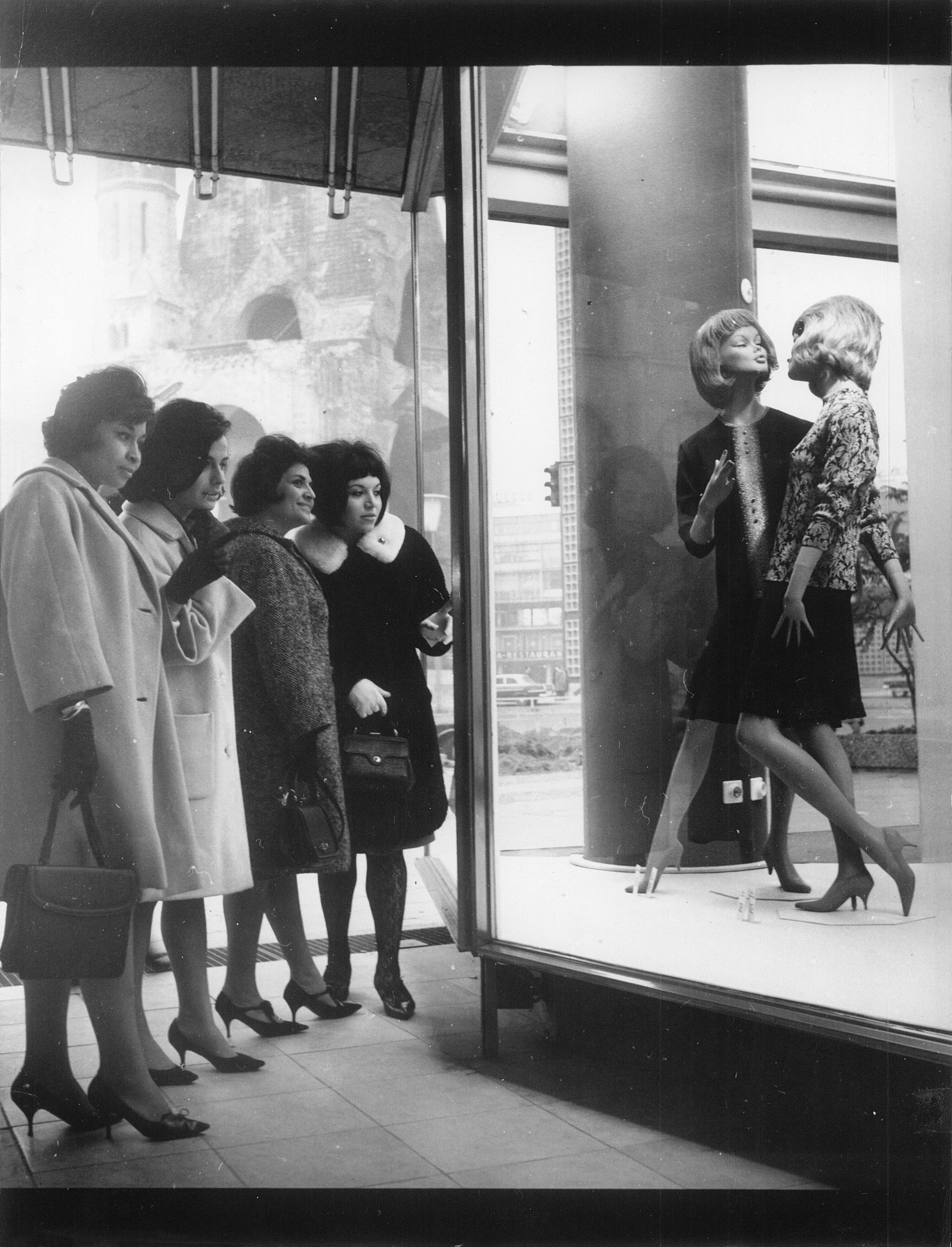 Theatre – Lecture Performance: Unser Deutschlandmärchen (Our German Fairy Tale) — by Sesede Terziyan