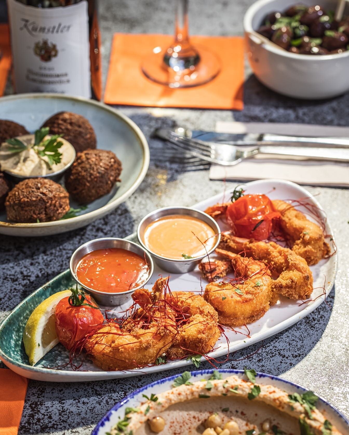 So crunchy and so delicious! 😍

Unsere frittierten Shrimps werden mit einigen Chilif&auml;den serviert und kommen gleich mit zwei leckeren Dips! Die darfst du dir nicht entgehen lassen. ✨

Besuch uns gerne und reserviere dir deinen Tisch ganz einfac