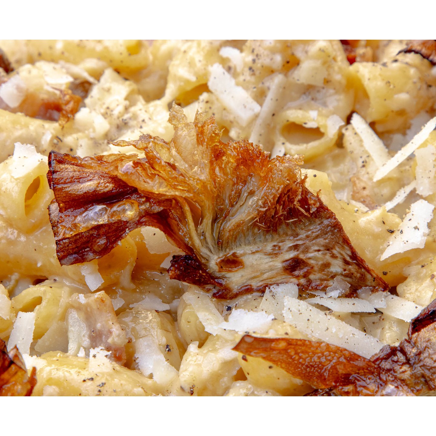 S.P.Q.R
Guanciale, carbo cr&egrave;me, artichauts croustillants, pecorino romano, poivre noir