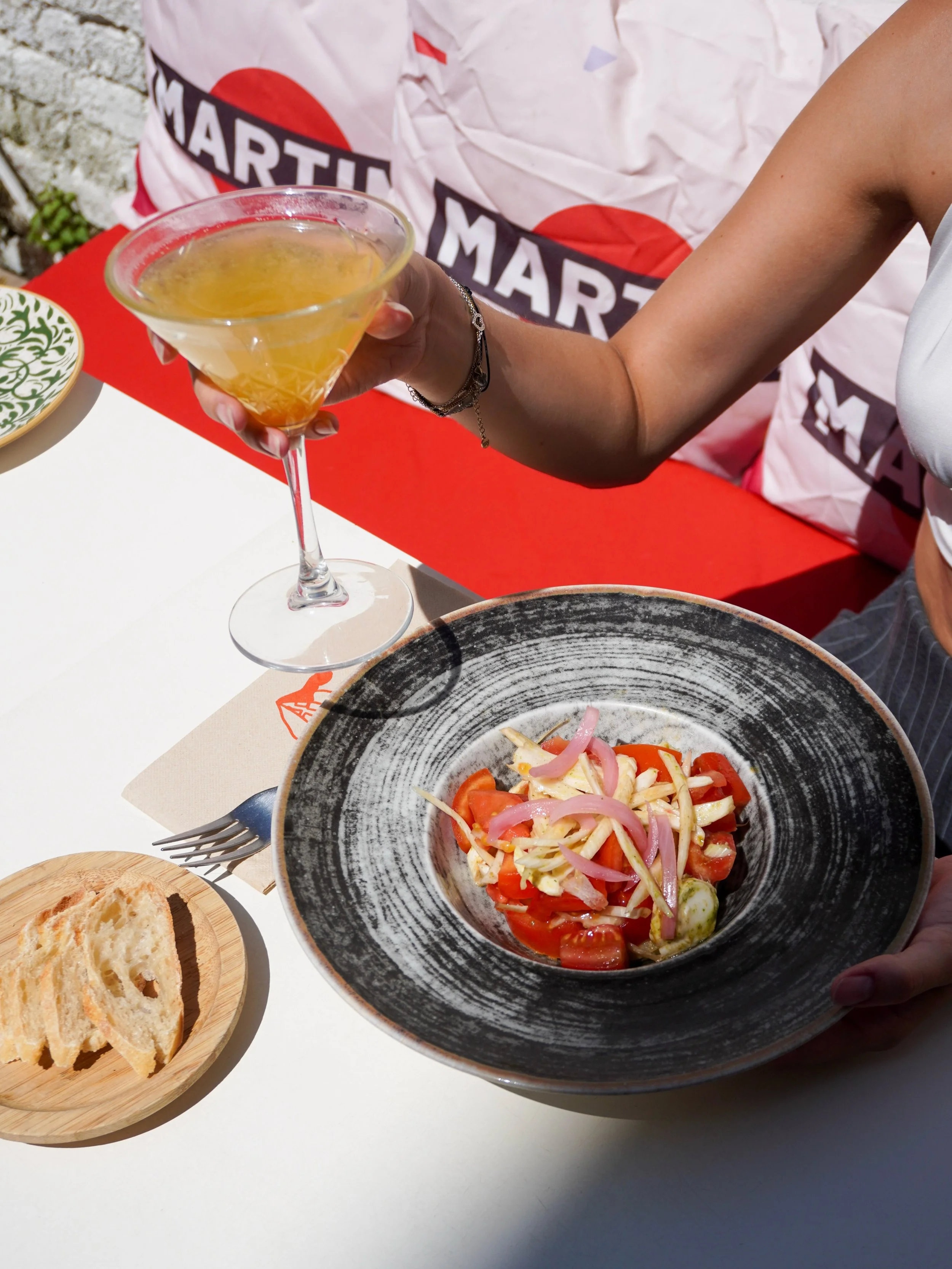Pas seulement que des Pasta pour le lunch de la semaine. Mais aussi des Insalatona. 
Possibilit&eacute; de prendre, la Insalatina avant la pasta du jour.

Pasta de la semaine OU 
Insalatona

OU
DUO
Insalatina + Pasta de la semaine. 

Les plats sont a