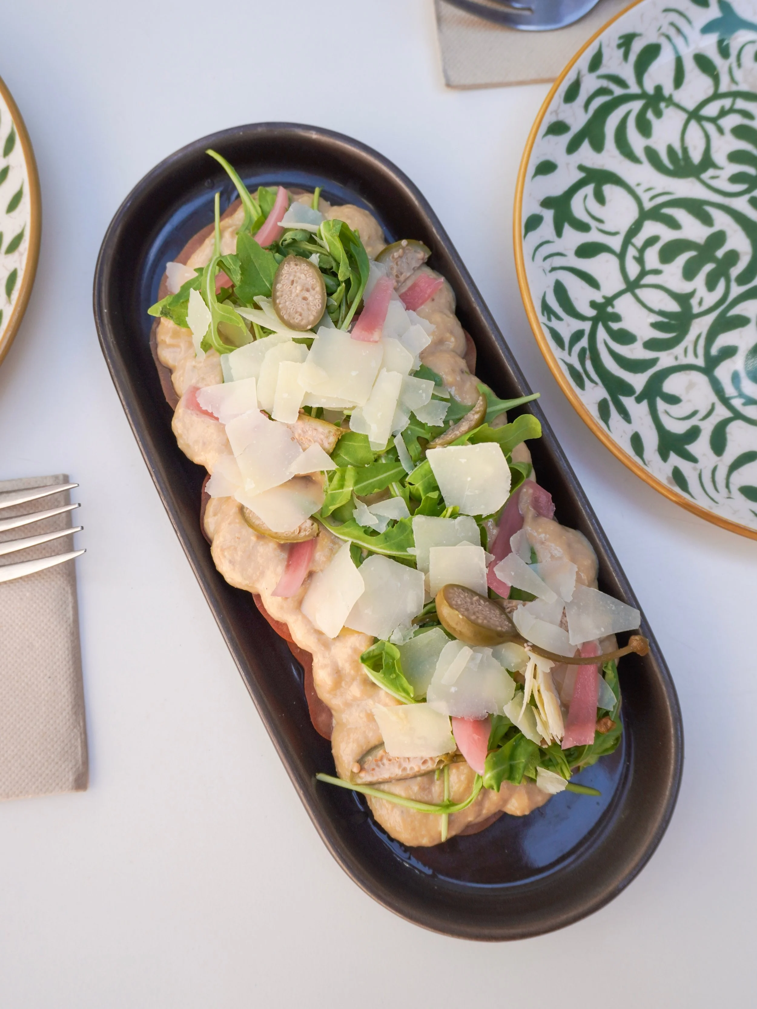 Notre Tomato Tonnato
Carpaccio de tomates, sauce tonnata, c&acirc;pres, oignons rouges pickles, roquette et copeaux de Grana Padano. &Agrave; savourer en entr&eacute;e ou en plat, c&rsquo;est l&rsquo;assiette fra&icirc;che et gourmande parfaite pour 