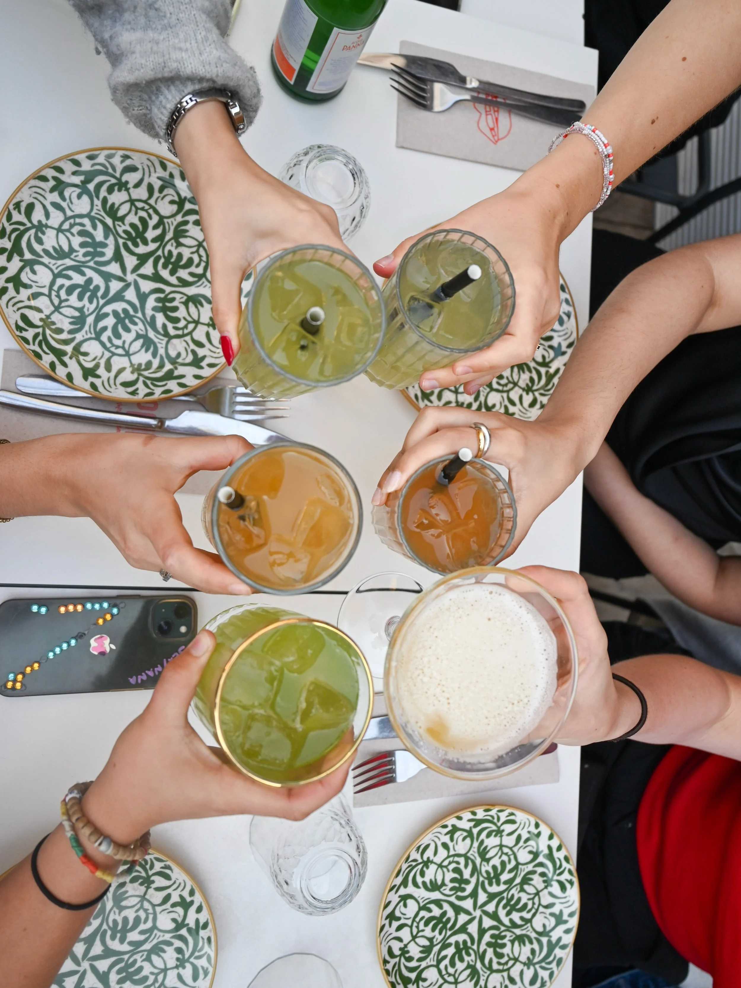Petit throwback d&rsquo;un mercredi comme on les aime : une table pleine de p&acirc;tes, des copines, quelques verres, beaucoup de rires et les bonnes vibes qui vont avec. Parce que les meilleurs mercredis m&eacute;ritent bien leur petit retour dans 