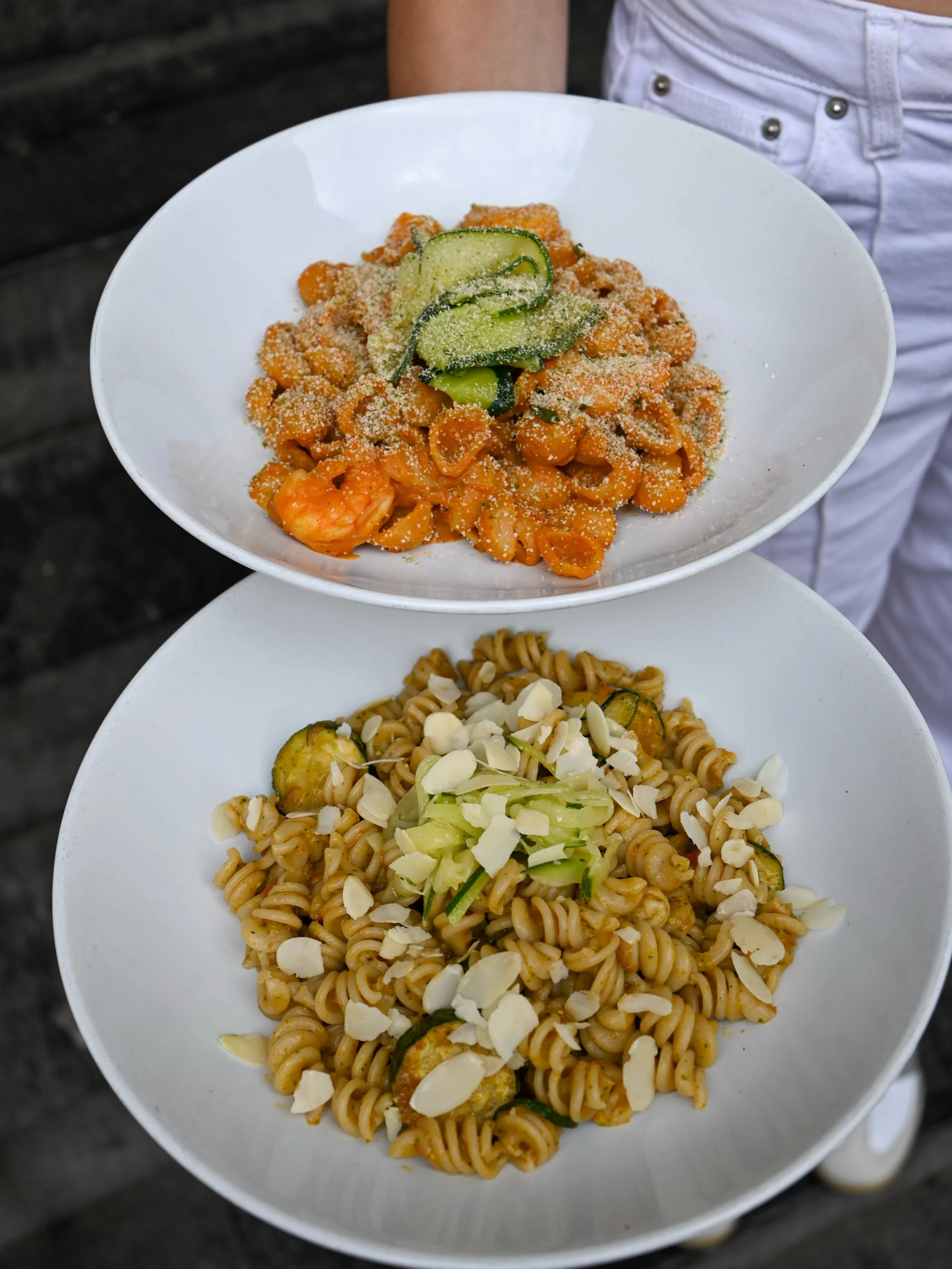 Friday mood: pasta on the table, wine in the glass. 
Nothing else matters.

ABBRONZATISSIMA
Scampi, nduja, cr&egrave;me au citron et nduja, courgettes, chapelure croquante au persil

&amp;

VEGAN FOX
Pesto de roquette, tomates s&eacute;ch&eacute;es e