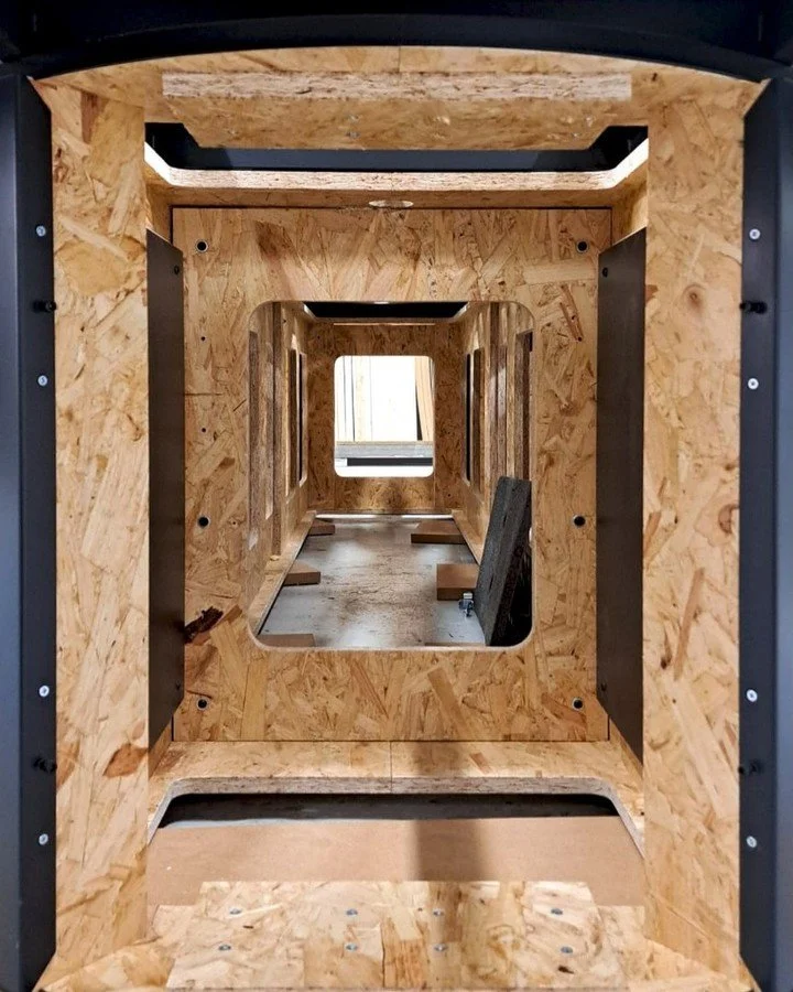 Designed for strength and simplicity. The table base&rsquo;s powder-coated metal cladding uses strategic cut-outs beneath to lighten its form while enabling discreet cable integration.

#opusmagnum