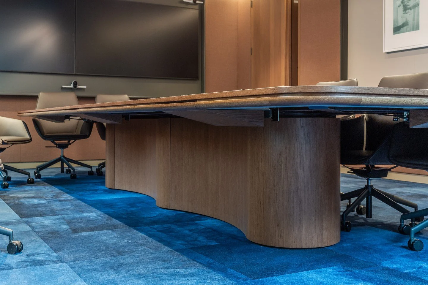 Maximising ergonomics through clever engineering. ⚙️

By incorporating our Balanced&trade; system, we&rsquo;ve enhanced end-user legroom while maintaining a striking aesthetic. This piece features a unique curved spine in stained European oak and an 
