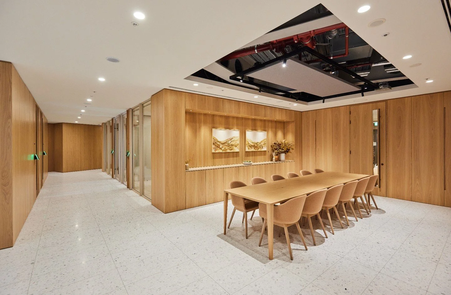 Solid tapered legs and oak veneers designed to echo the surrounding panelled walls complimented by views of St Paul&rsquo;s.

#opusmagnum