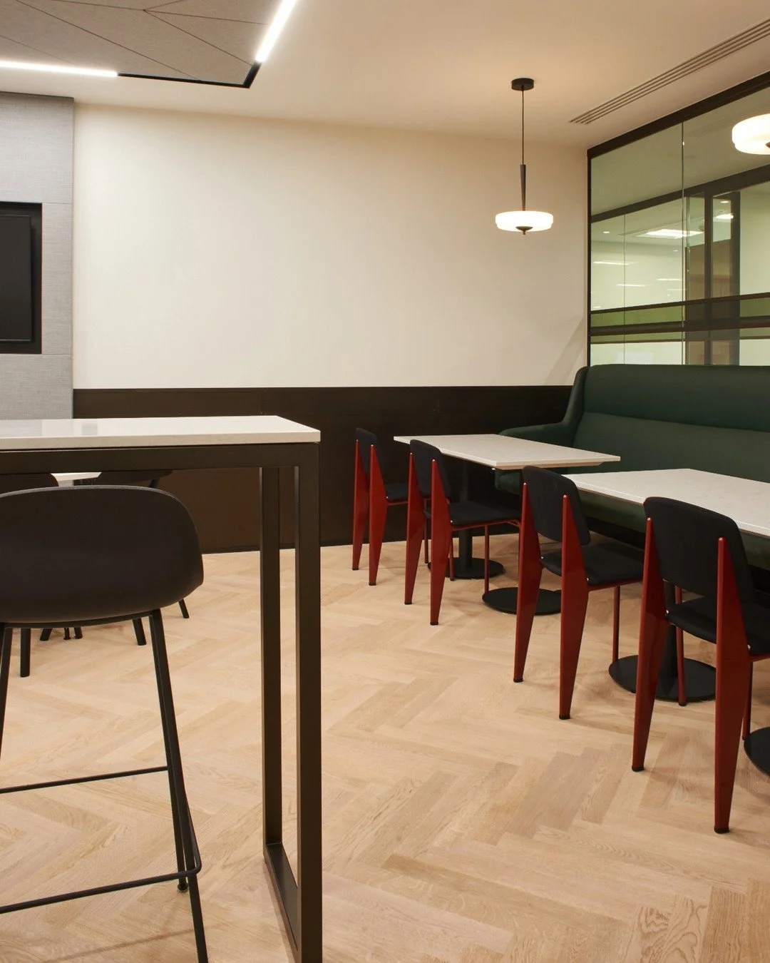 A look back at the archives: 8,000 sq. ft. of precision and performance for Acadian Asset Management.

Working alongside @mcm_uk, we delivered custom-made meeting and console tables designed for a seamless workflow. By integrating cabling, connectivi