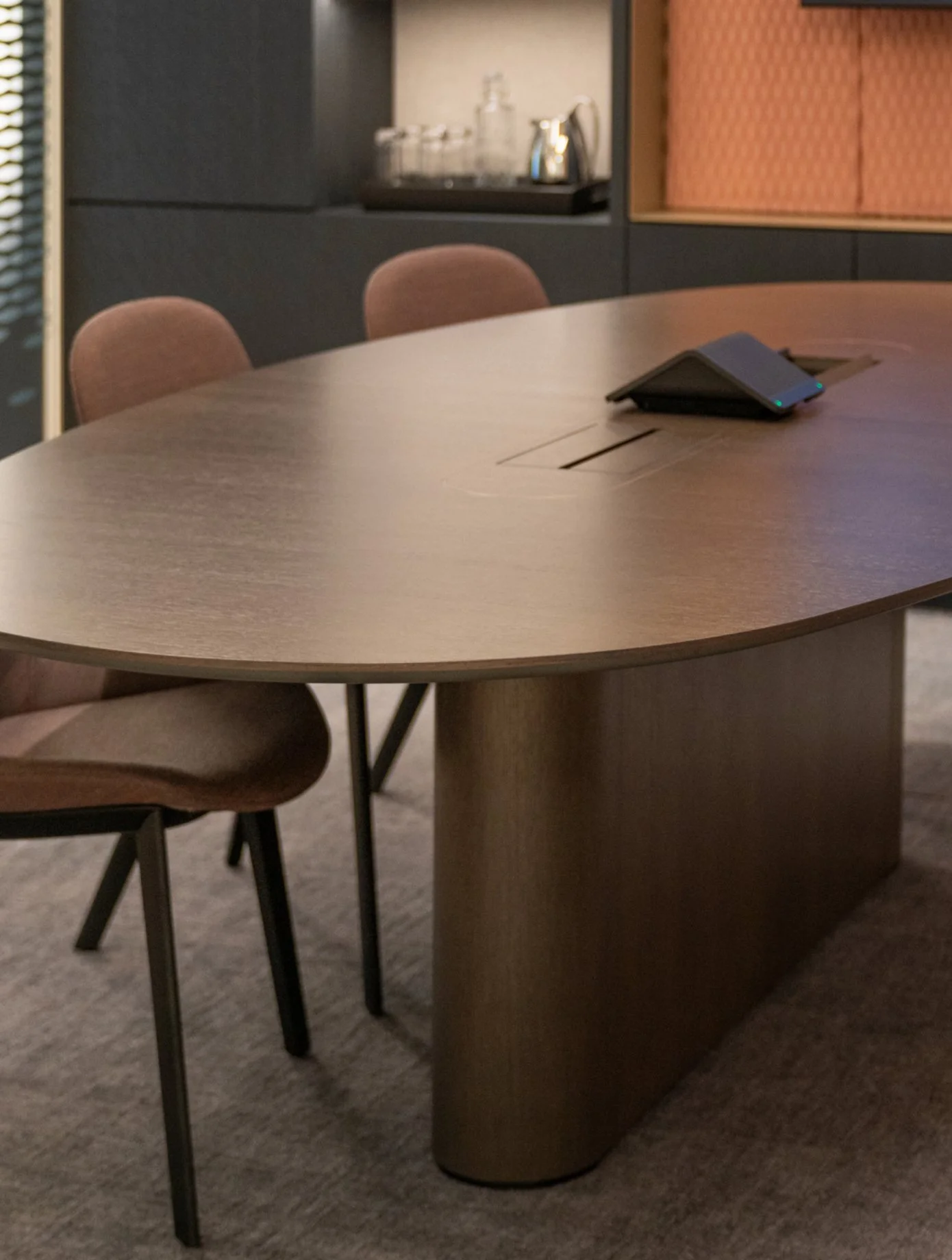 Our Balanced&trade; system offers a refined floor-fixed solution designed to harmonise with any interior. Developed in-house by Opus Magnum, the slimline base profile prioritises the user experience by maximising legroom without compromising on stabi