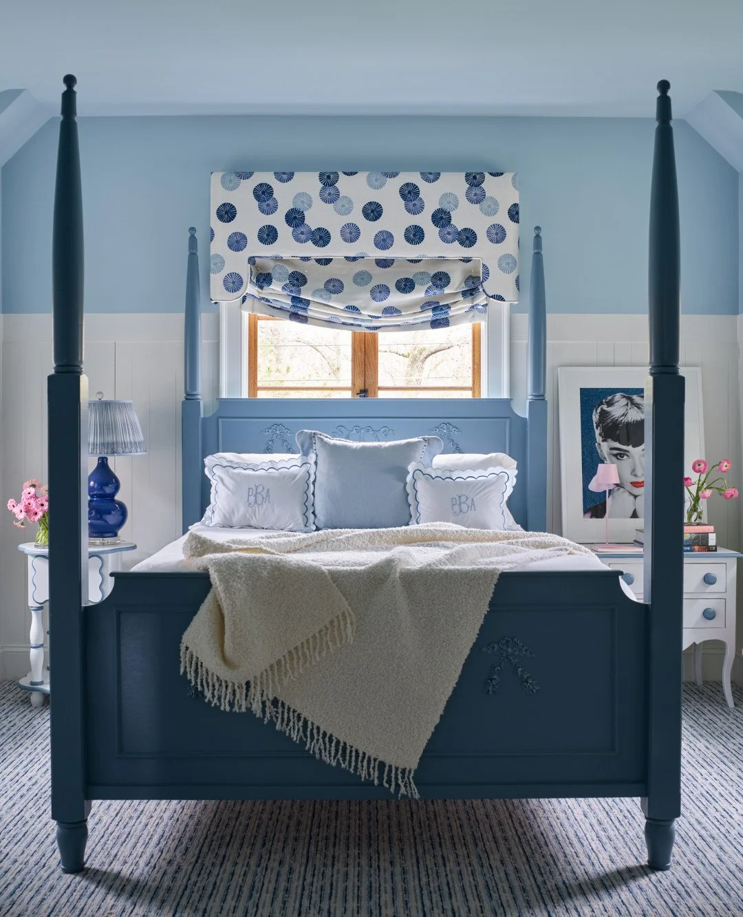 If it&rsquo;s going to be this cold, the inside better be doing the most. We&rsquo;ll be perched in this blue girl's bedroom until further notice.

Photography: @emilyfollowillphotographer @kellyblackmonphotography
Styling: @eleanor_roper_interiors_s