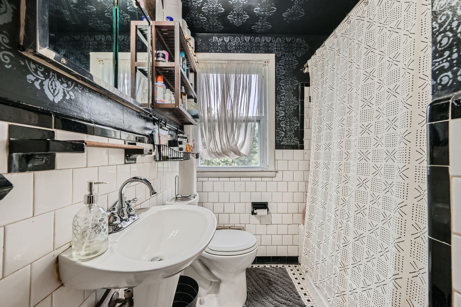 1009 E Northern Pkwy - Web Quality - 017 - 21 2nd Floor Primary Bathroom.jpg