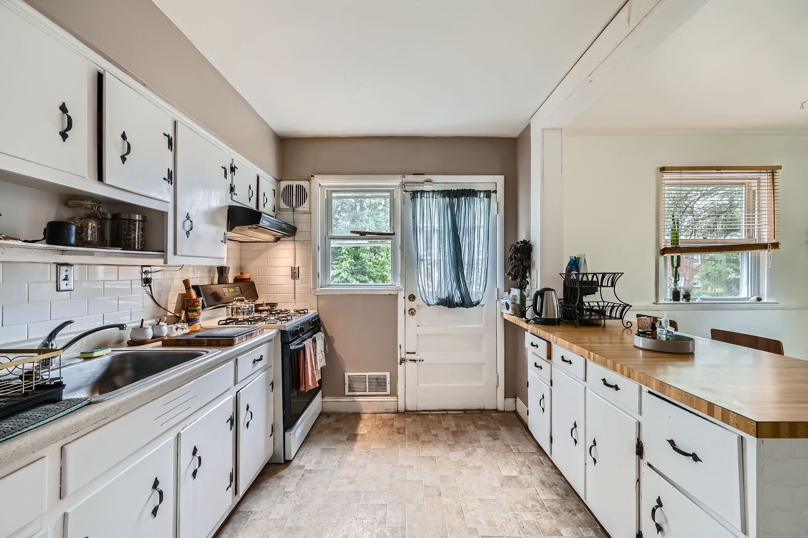 1009 E Northern Pkwy - Web Quality - 013 - 16 Kitchen.jpg