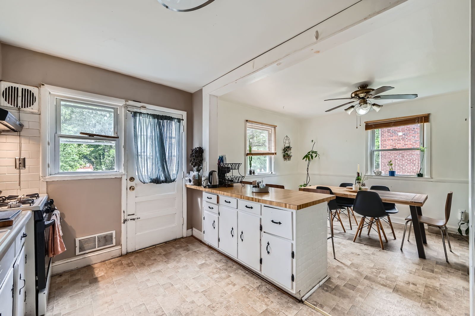1009 E Northern Pkwy - Web Quality - 012 - 15 Kitchen.jpg