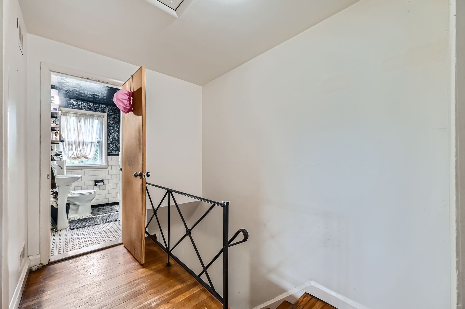1009 E Northern Pkwy - Web Quality - 022 - 27 2nd Floor Landing.jpg