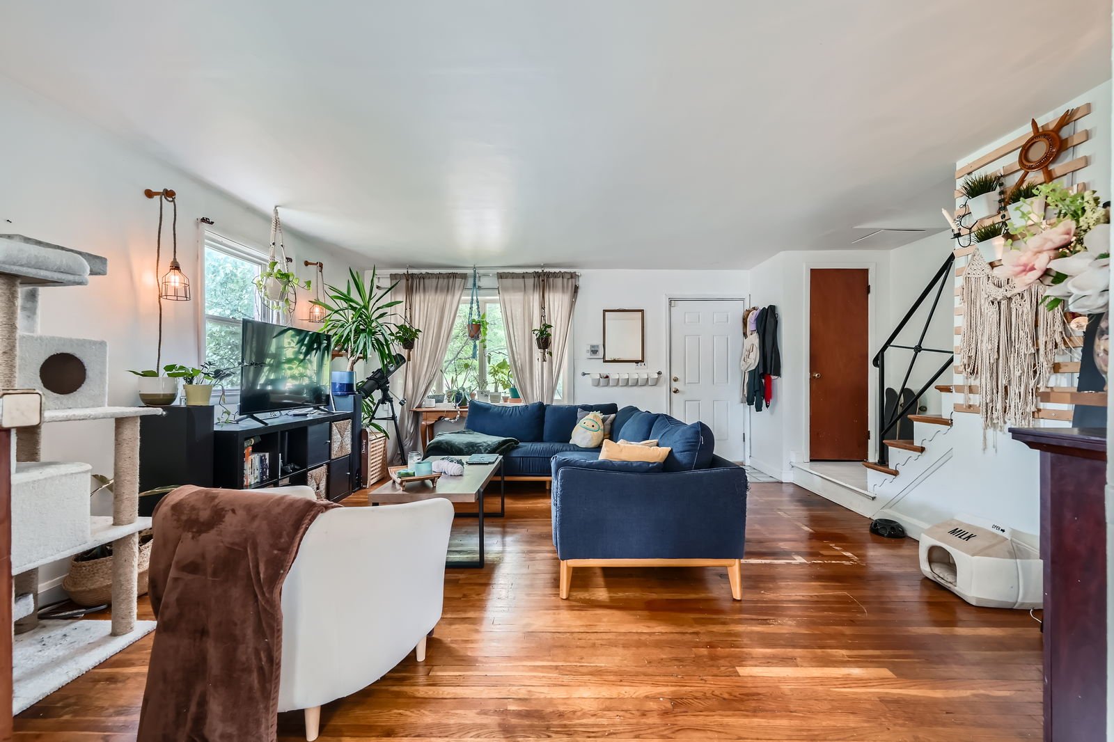 1009 E Northern Pkwy - Web Quality - 006 - 07 Living Room.jpg