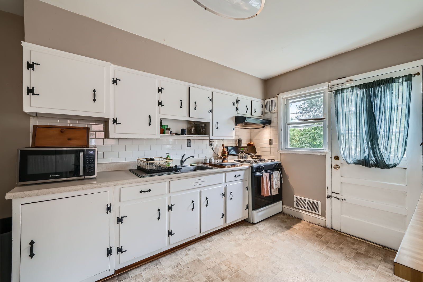 1009 E Northern Pkwy - Web Quality - 011 - 14 Kitchen.jpg
