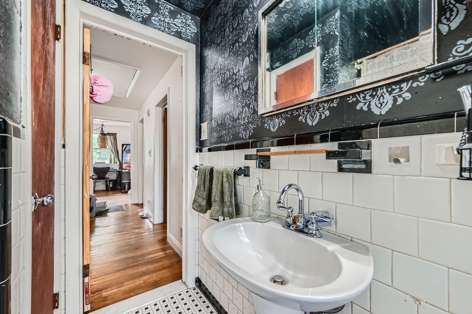1009 E Northern Pkwy - Web Quality - 018 - 23 2nd Floor Primary Bathroom.jpg