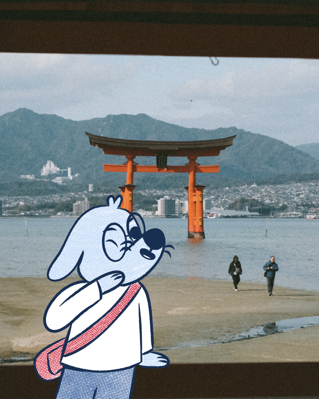 Imagem de uma vista de uma estrutura de torii vermelha na água, com montanhas ao fundo e duas pessoas caminhando na praia, além de um desenho de um coelho branco com óculos, parecer tocando o queixo.