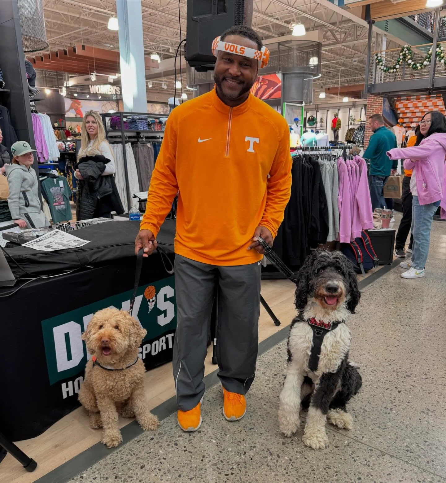 🧡🤍🧡🤍 It&rsquo;s game day!! 🧡🤍🧡🤍

It&rsquo;s no secret we bleed orange over here, so of course we aren&rsquo;t going to miss an opportunity for our campers to meet Tennessee Legend-  Sterl The Pearl ( @sterl_thepearl ) at @dickshouseofsportknx