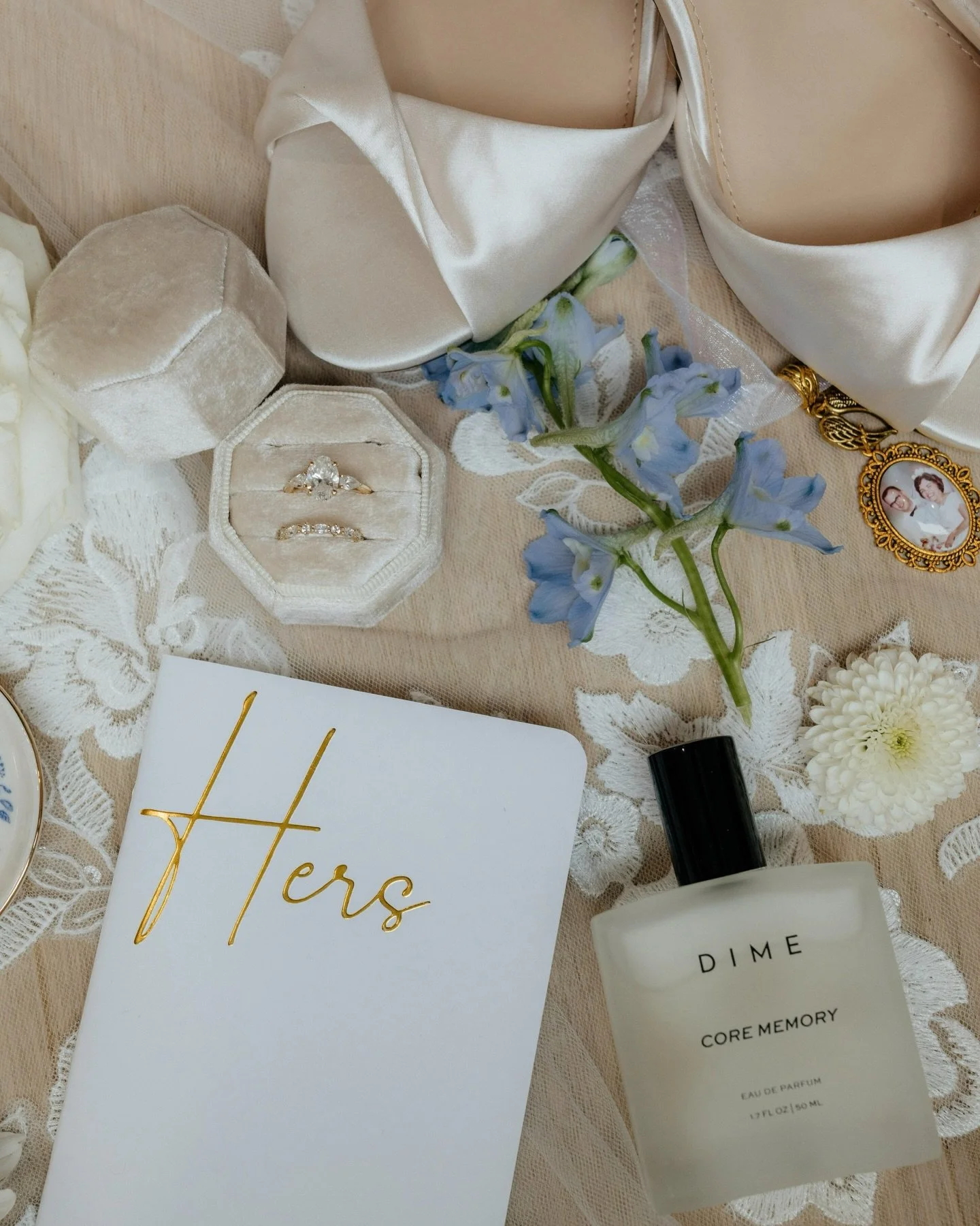 Forever obsessed with a good flatlay + all the little details ✨