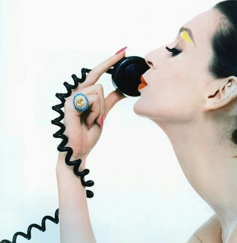 Dans un style kitsch art deco, une femme au téléphone représente la communication établie et originale entre le client et the french curator