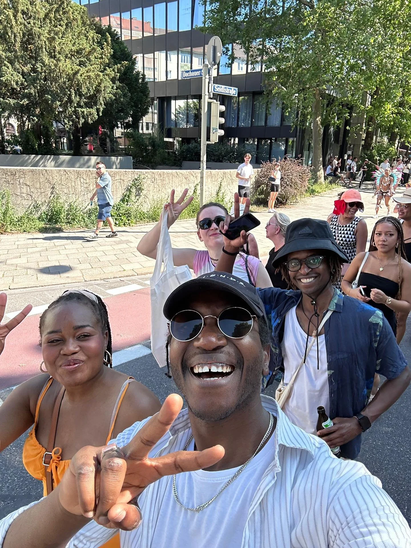 @munich_carnival MUNICH CARNIVAL &ndash; WIR WAREN DABEI! ✊🇨🇩

Was f&uuml;r ein Wochenende! Drei Tage voller Musik, Begegnung, Energie &ndash; und politischem Aktivismus f&uuml;r den Kongo!
Wir waren mittendrin mit unserem Infostand, haben unsere P