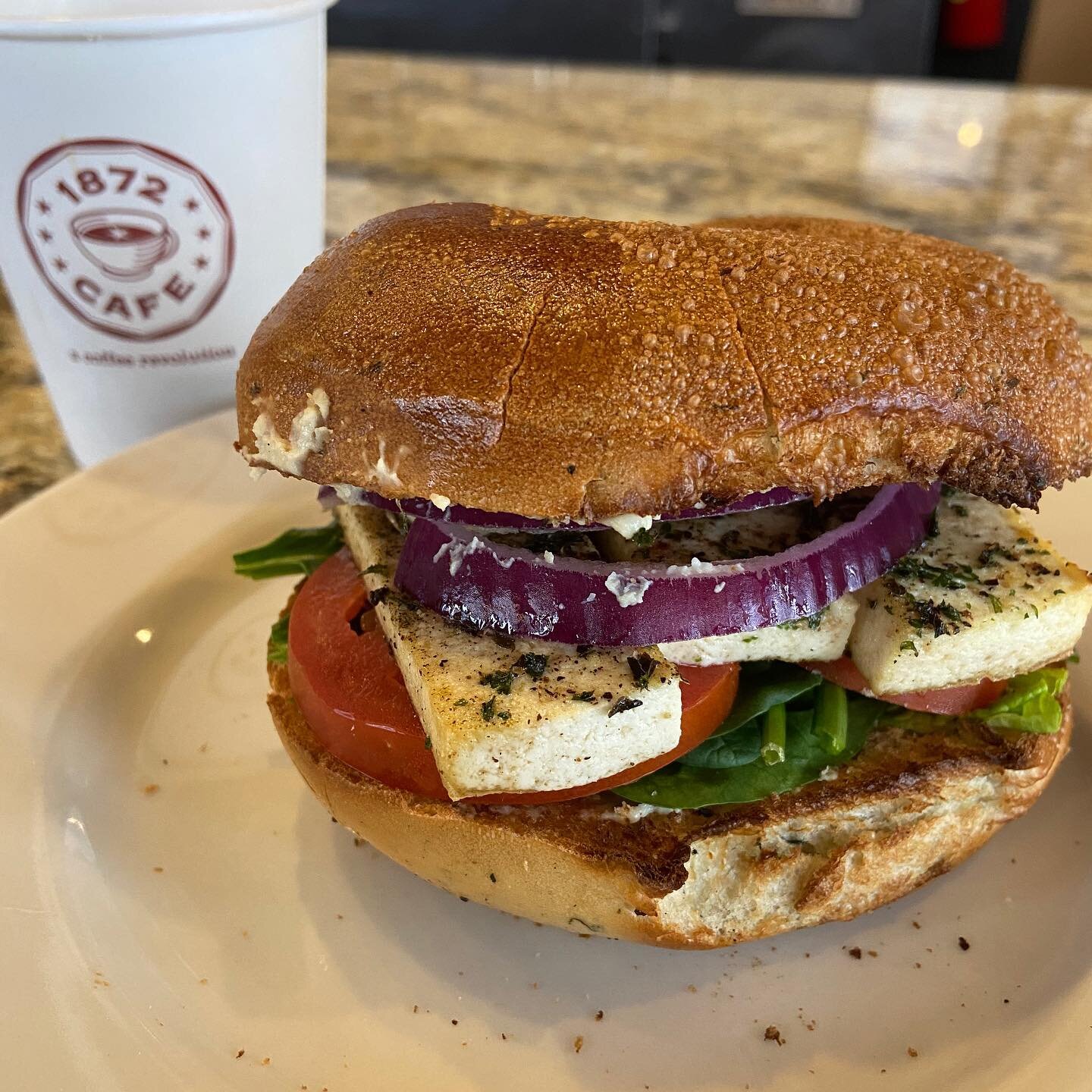 We Present The &ldquo;Good Day Rosa&rdquo; Vegan Sandwich 🥪 🤤
Seasoned Tofu, Spinach, Red Onion, Tomato, W/ A Drizzle of Hummus
.
.
.
.
#rochesterny #1872cafe #rochestercafe #foodporn #rochesterfoodies