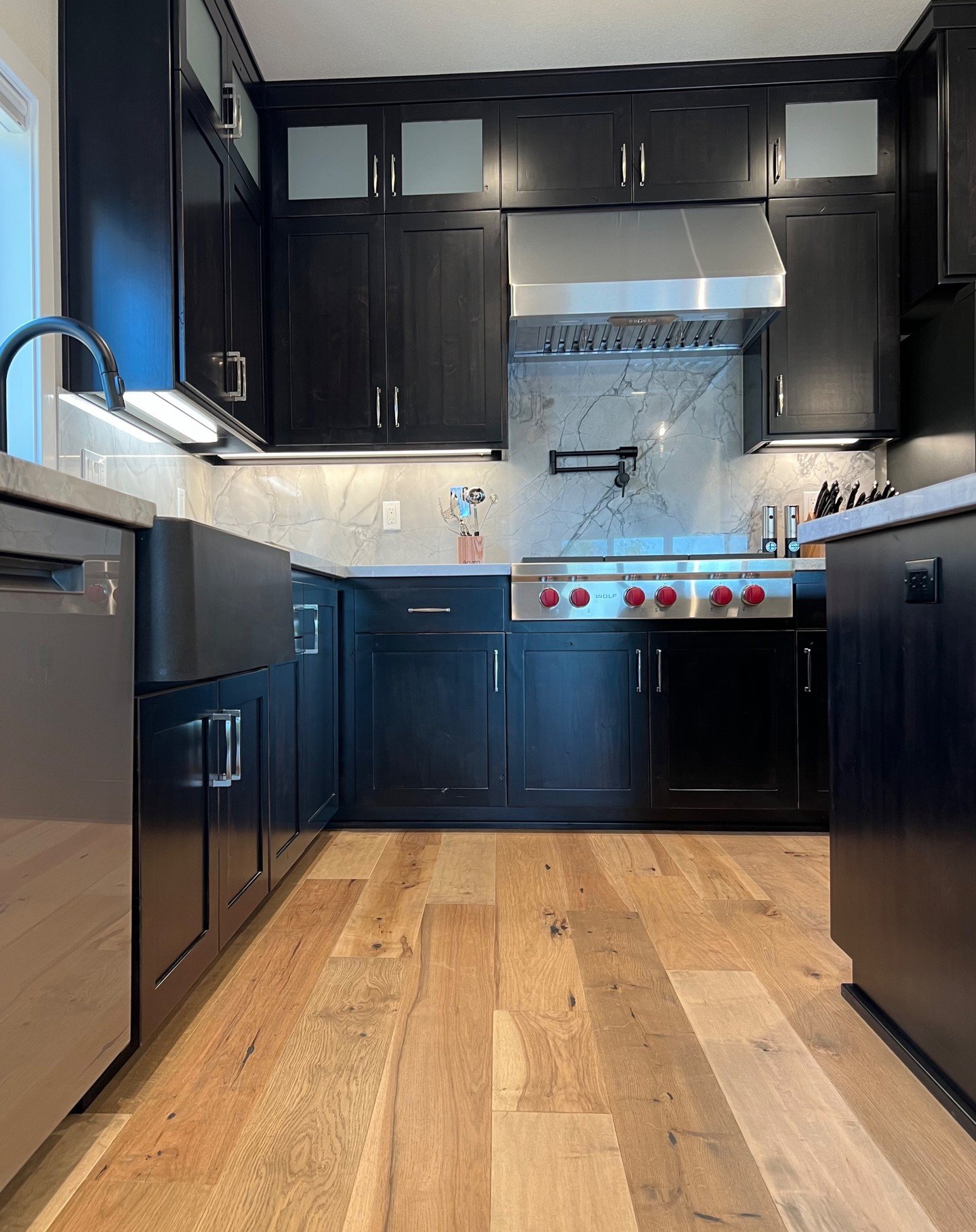 Have you ever wanted a hardwood floor, but didn't know what species of wood to get?? Well don't worry about it! This floor has Oak, Hickory, and Maple all in one floor and it gives you this phenomenal look in your home! @northwesthomes crushed this n