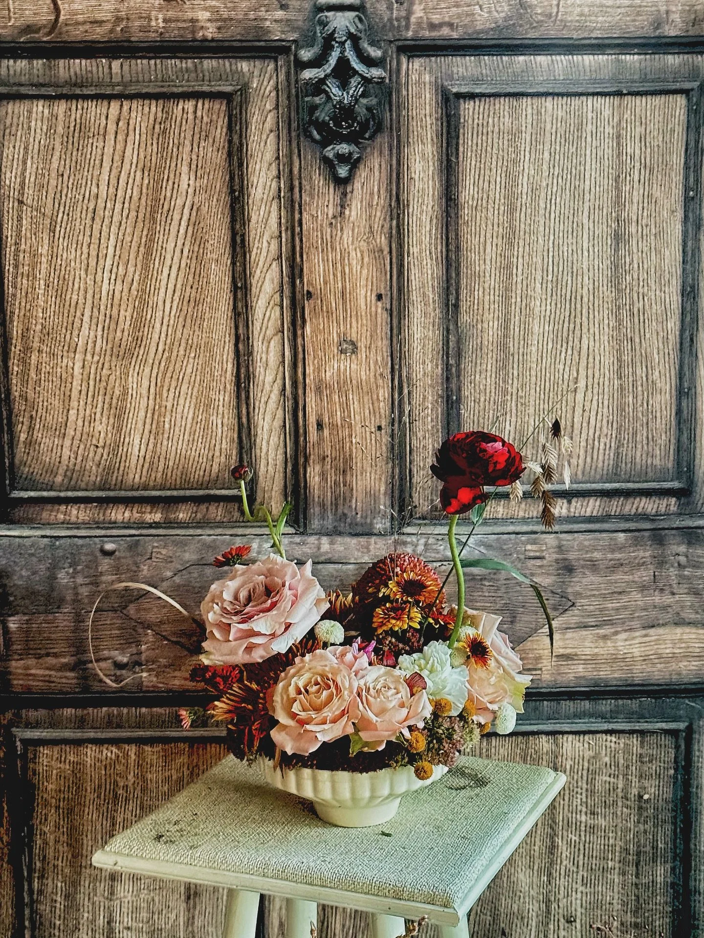 A low scalloped bowl is one of my favorite ways to arrange. This one is named perfectly- the Delphine- from @myjungleclub 

#nashvilleflorals #bloomandbounty #eventfloristnashville