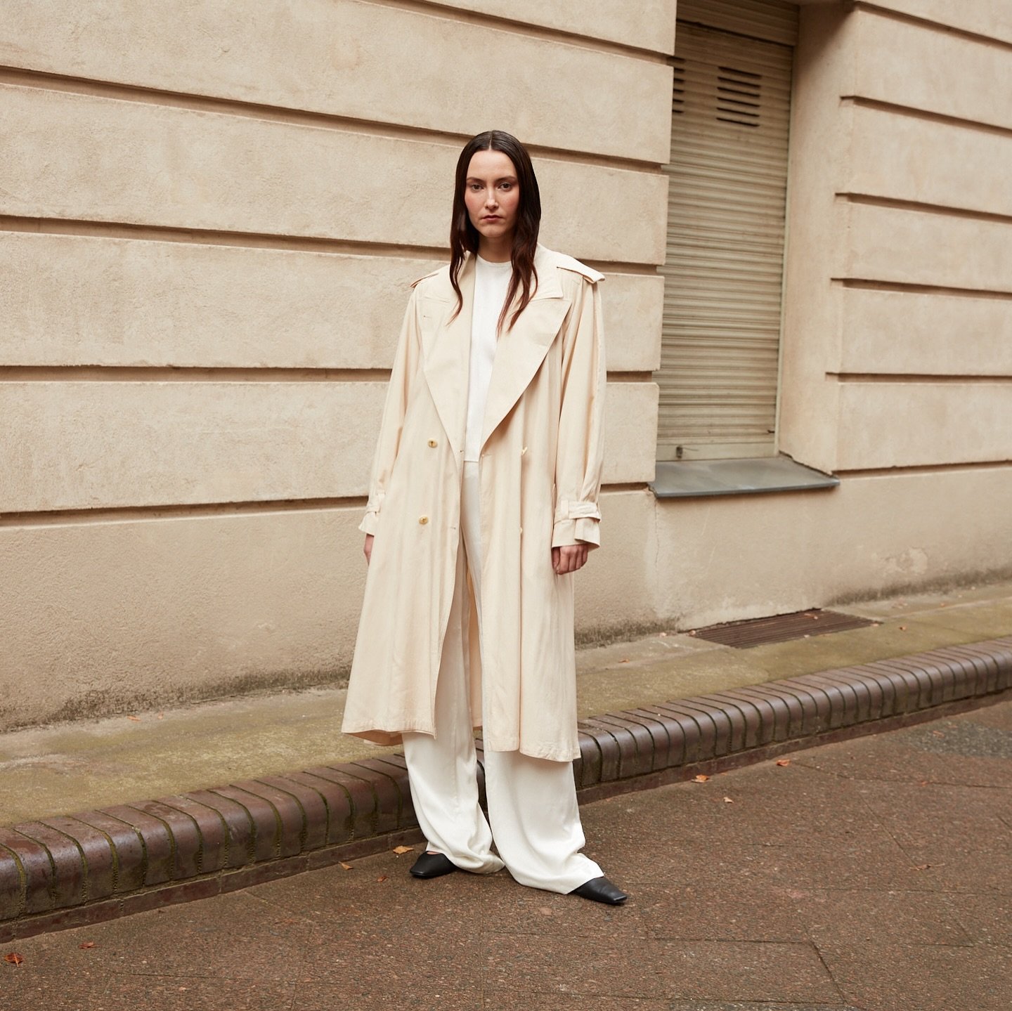 No other item says spring than a trenchcoat and this vintage Joop! heavyweight silk coat is our favourite and available. The drape, the flow - it&rsquo;s stunning! 

Styled with @la_bande_berlin natural white silk top and trousers ✨

Photographer: @j