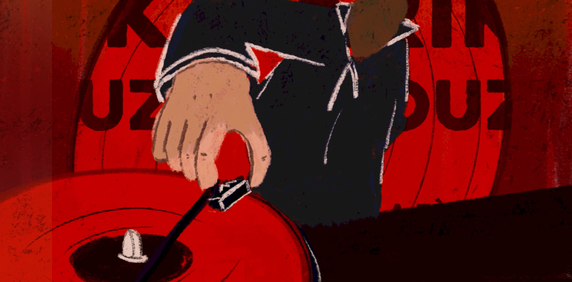 Un DJ en train de mixer sur une platine rouge, avec un fond rouge.