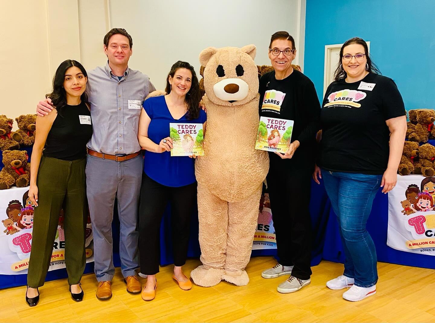 Kicking off @teddycares4kids at @vogelalcove with the @dallaslifeshelter and Dala team. Giving out 200 Teddy 🧸 and📕 to kids at Vogel today. One of our fave events, watching the big smiles on the kids&rsquo; faces, especially when they see the Teddy
