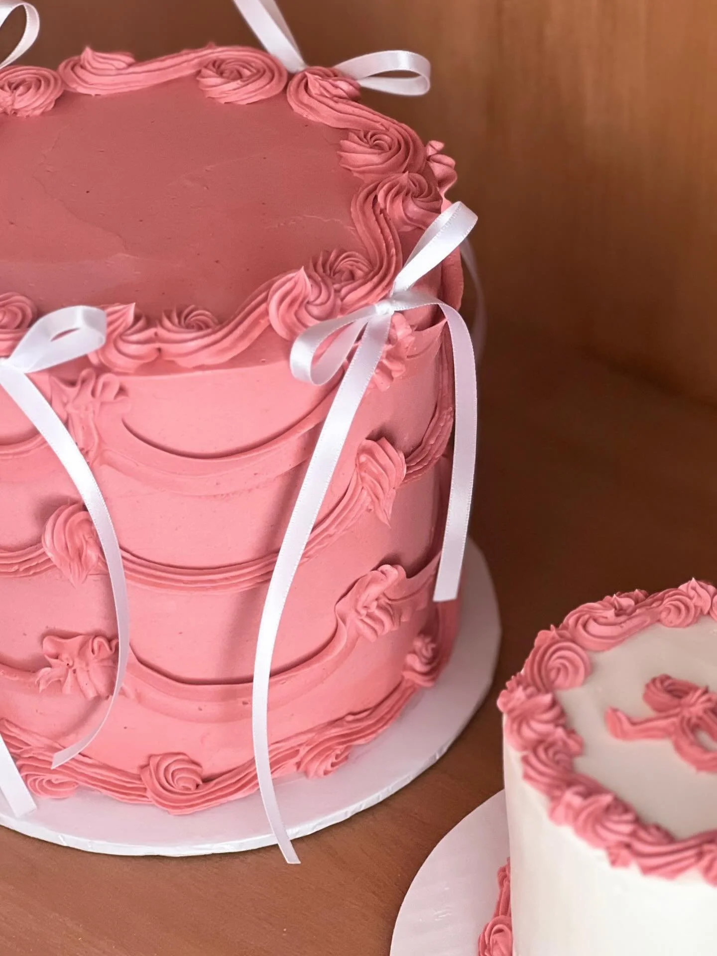 Sweet little smash cake bundle 🎀 so fun making this one! Vanilla cake, strawberry filling &amp; vanilla buttercream.