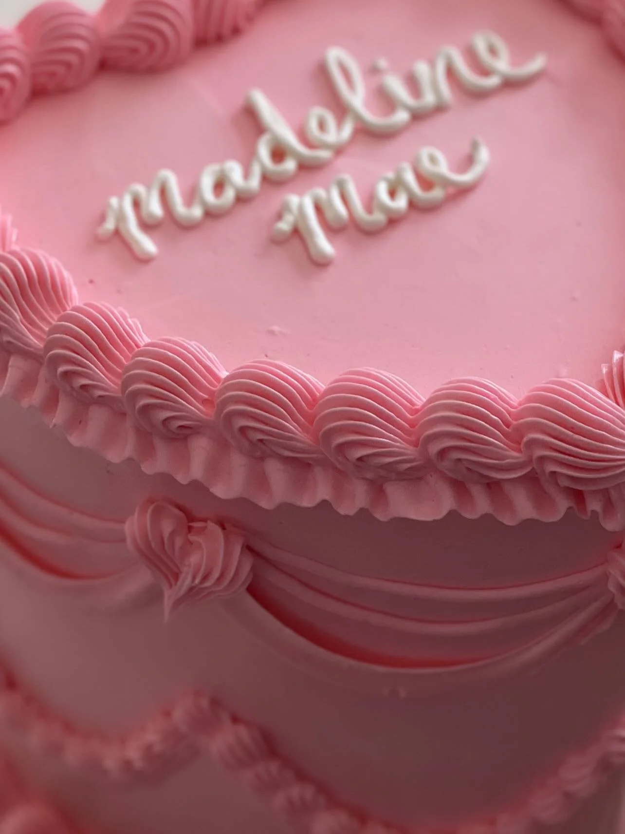 @katherinekimbrell shared her baby girl&rsquo;s name on this heart shaped vintage cake 💗