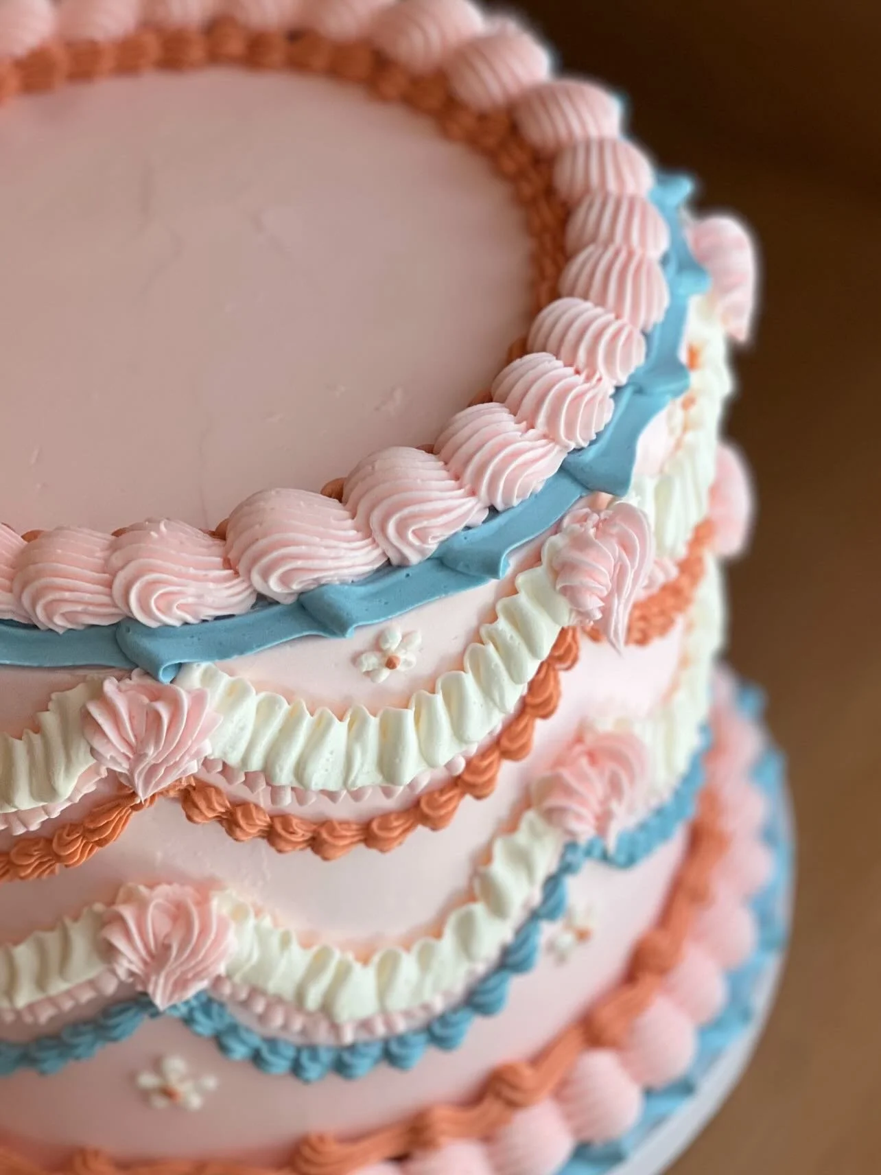 Bluey Inspired cake for @heybmoss&rsquo;s sweet little one turning 2!🩵🧡🌸